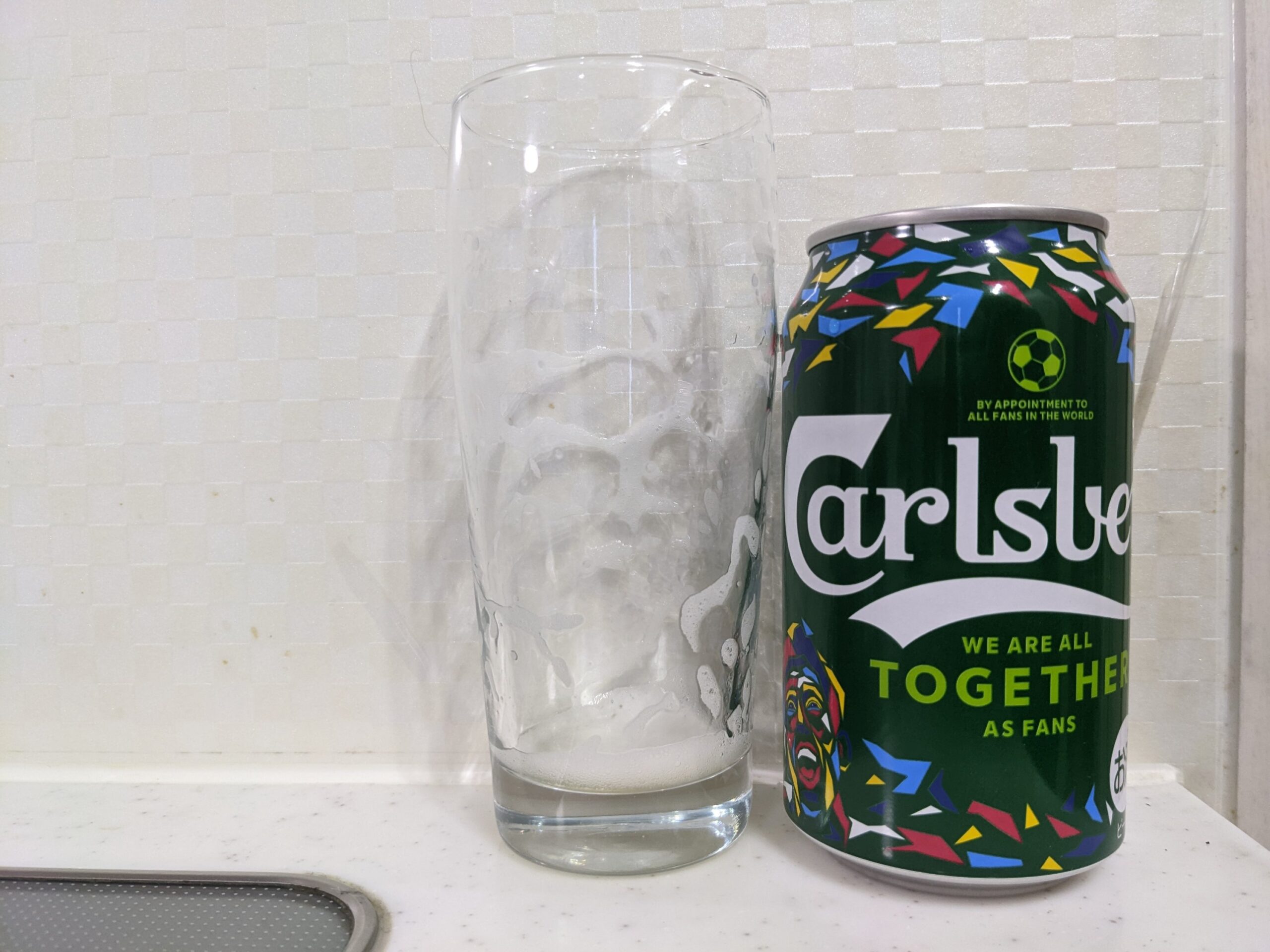 「カールスバーグ」を飲み終えたグラスとその空き缶