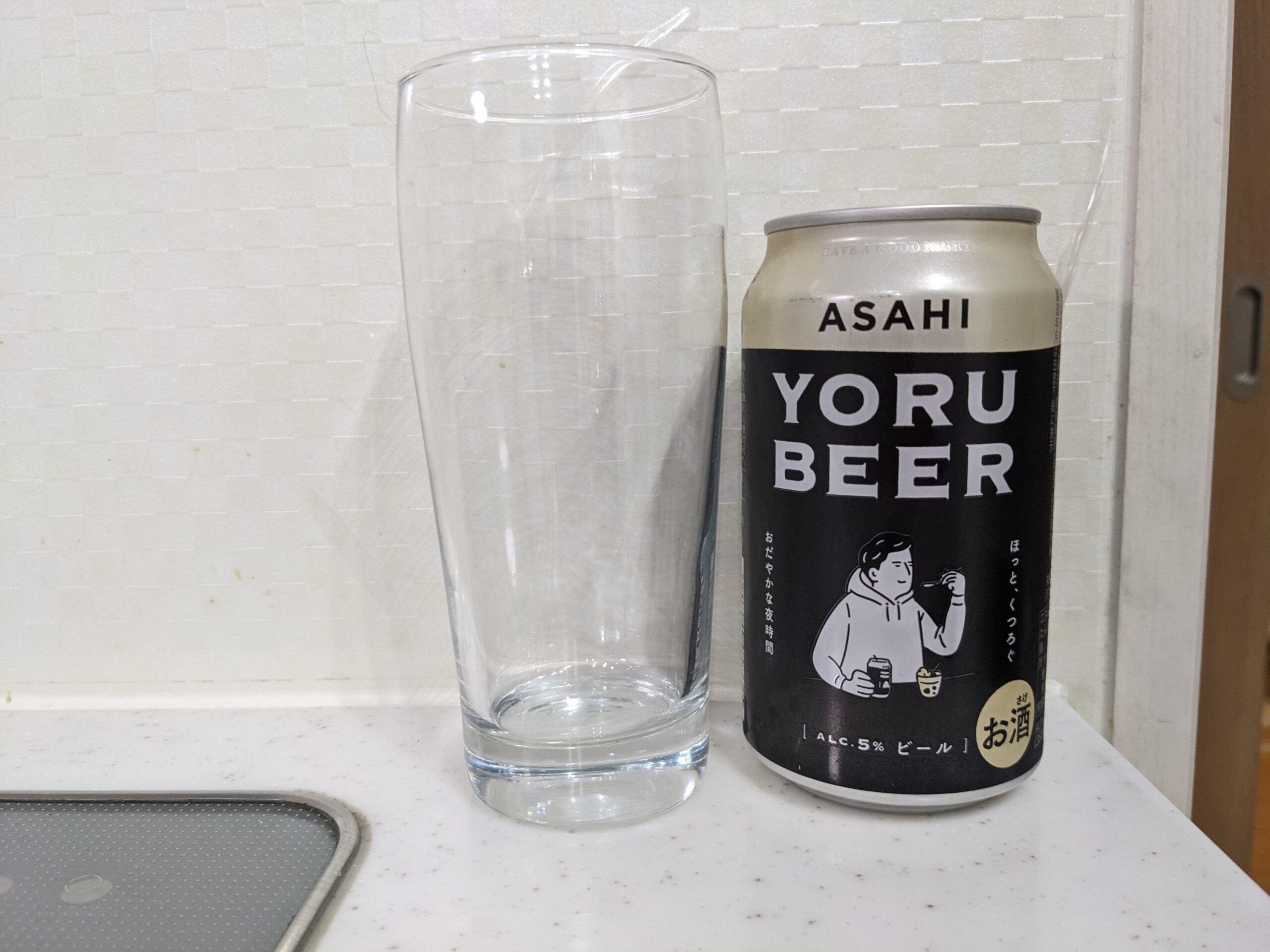 グラスと缶のアサヒ「YORU BEER(ヨルビール)」