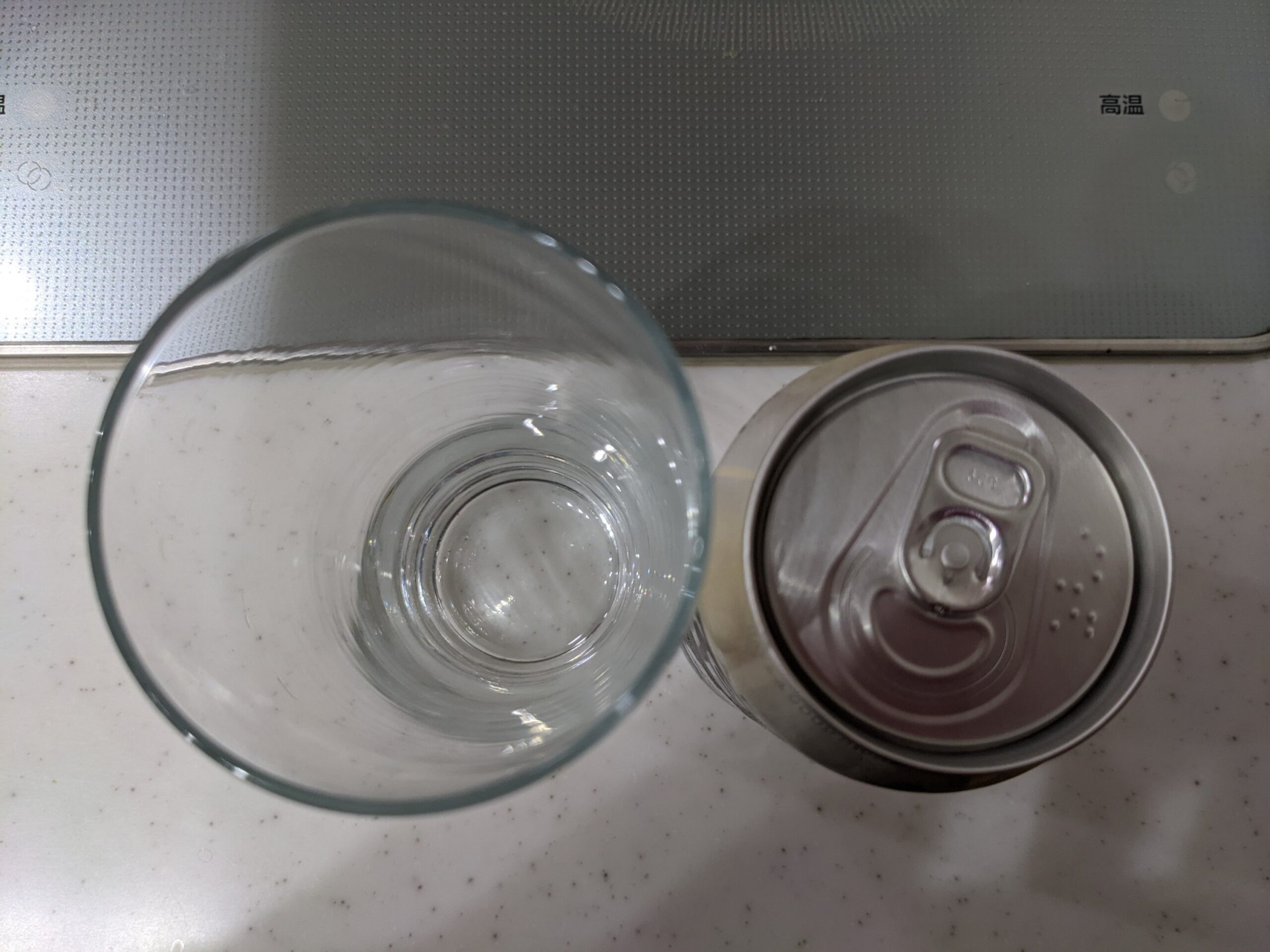 上から見たグラスと缶のアサヒ「YORU BEER(ヨルビール)」