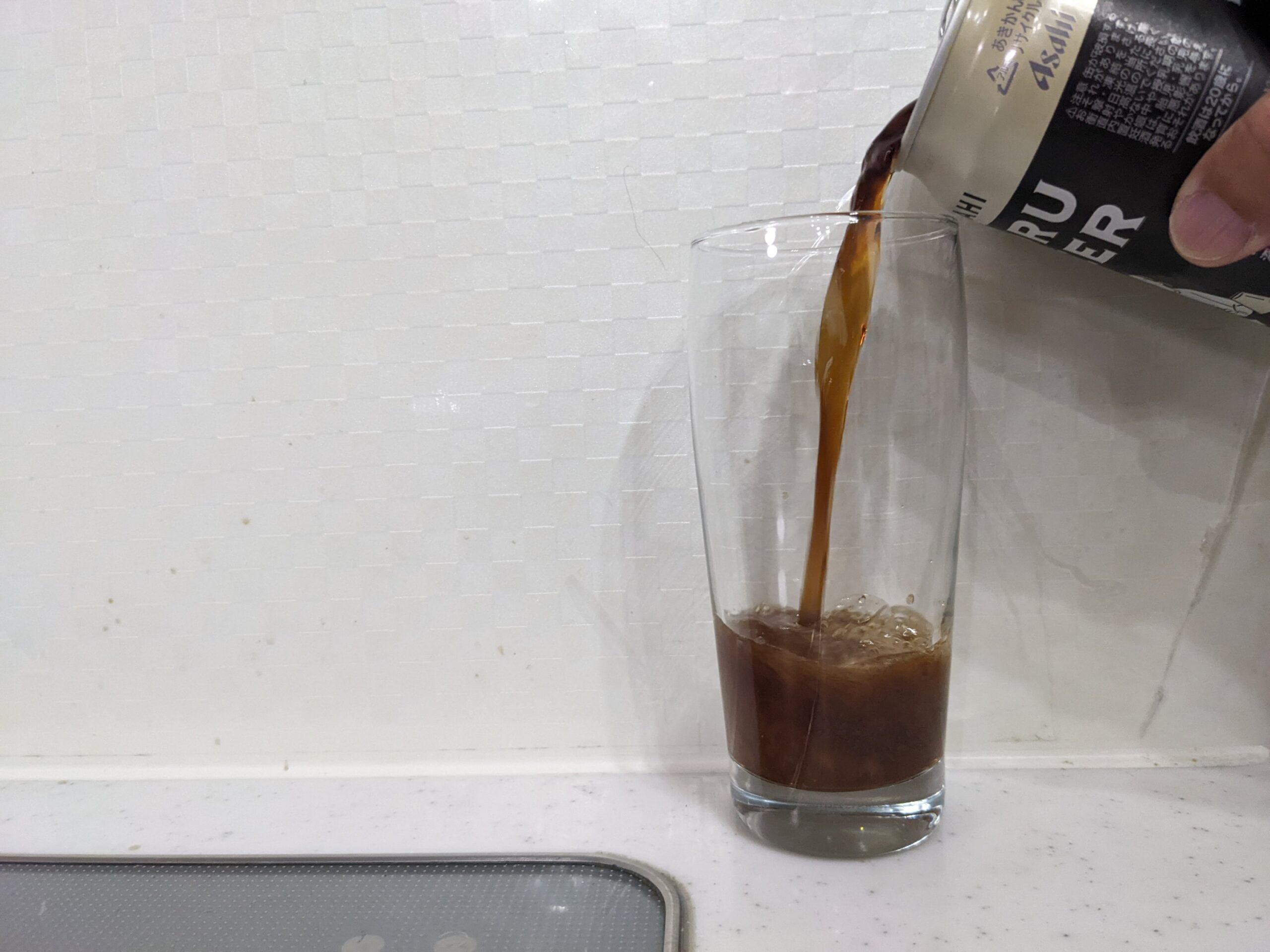 グラスにアサヒ「YORU BEER(ヨルビール)」を注いだところ