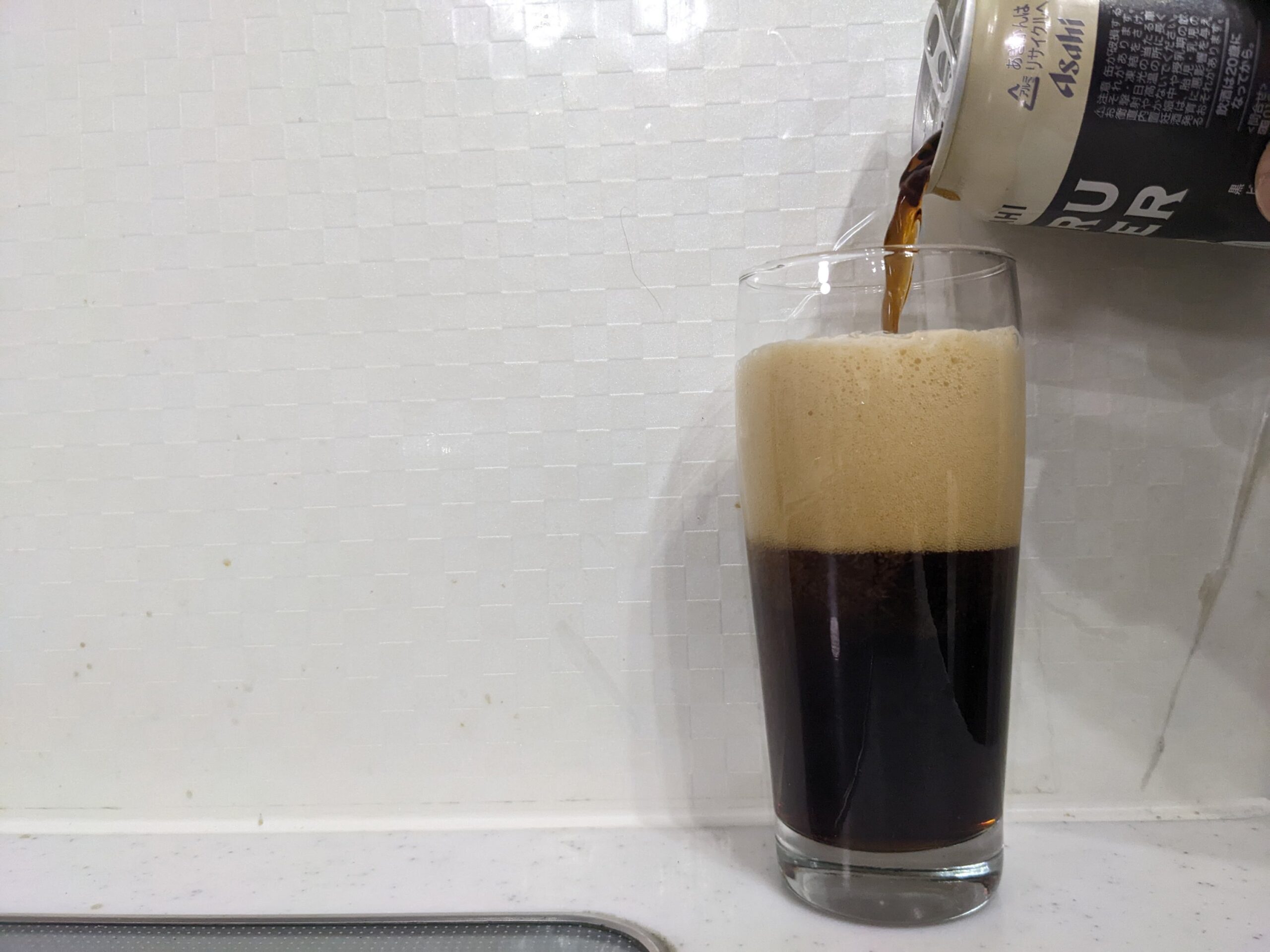グラス7割程までアサヒ「YORU BEER(ヨルビール)」を注いだところ