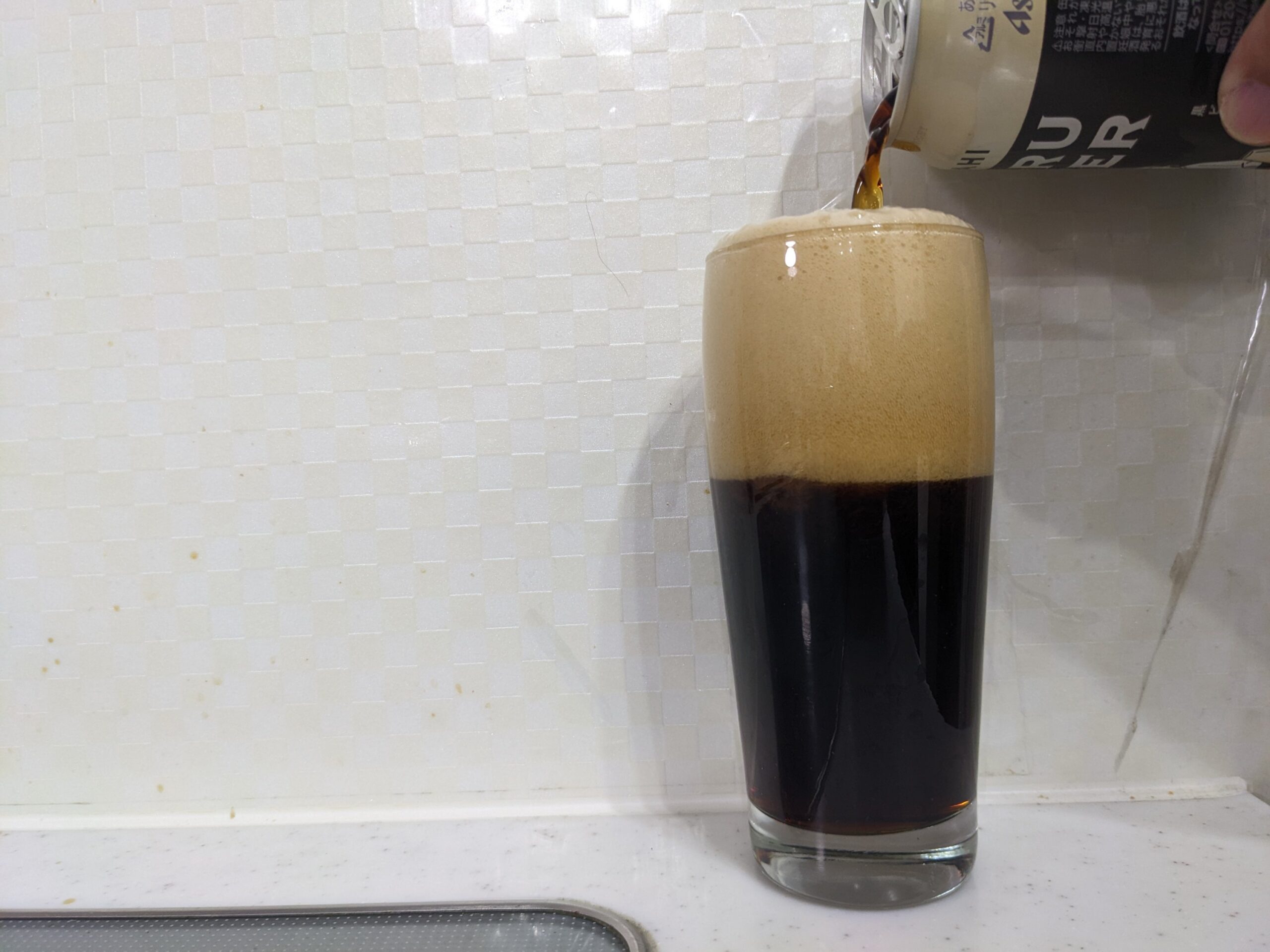 グラスいっぱいまでアサヒ「YORU BEER(ヨルビール)」を注いだところ