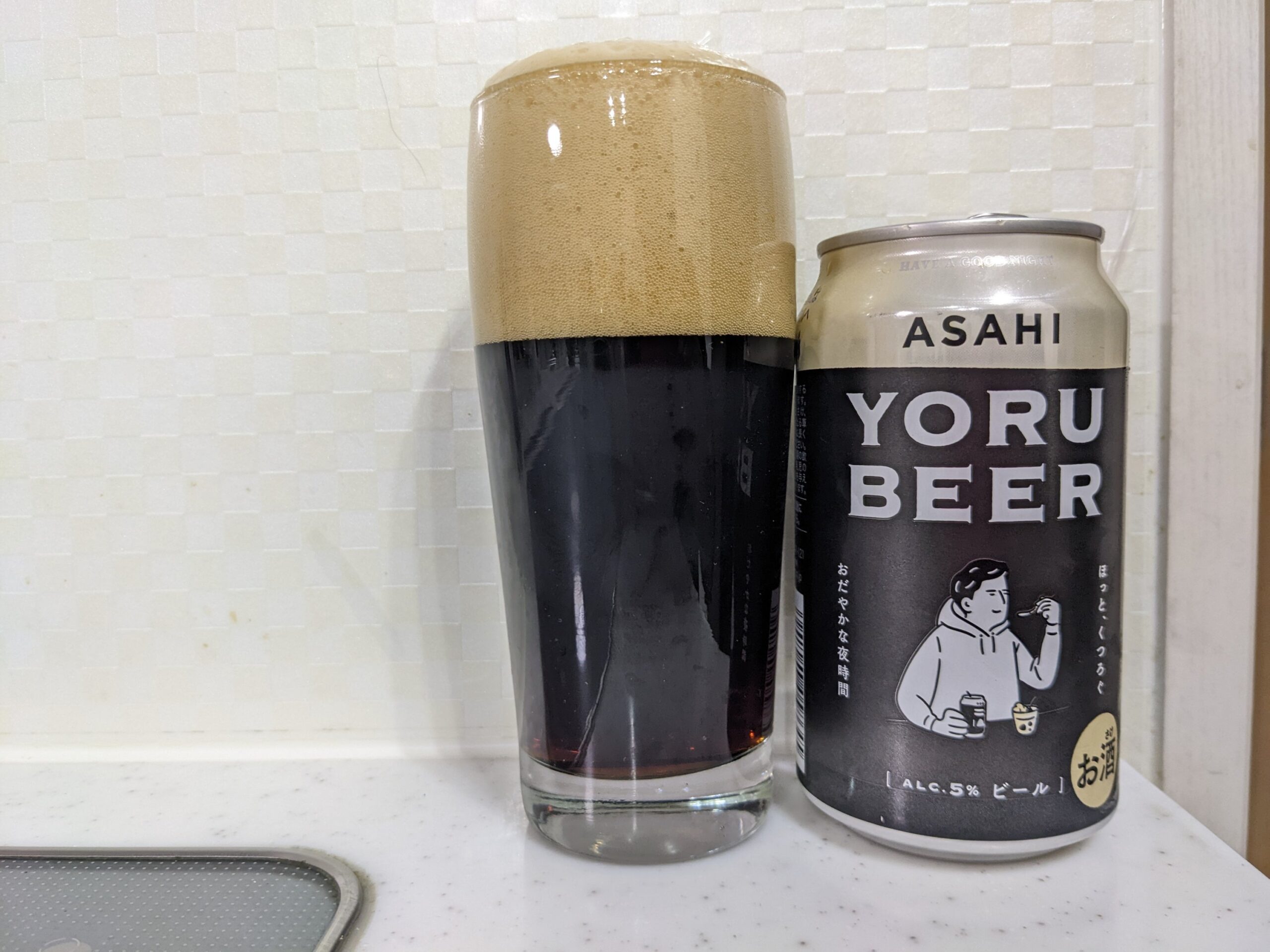 アサヒ「YORU BEER(ヨルビール)」が注がれたグラスとその缶