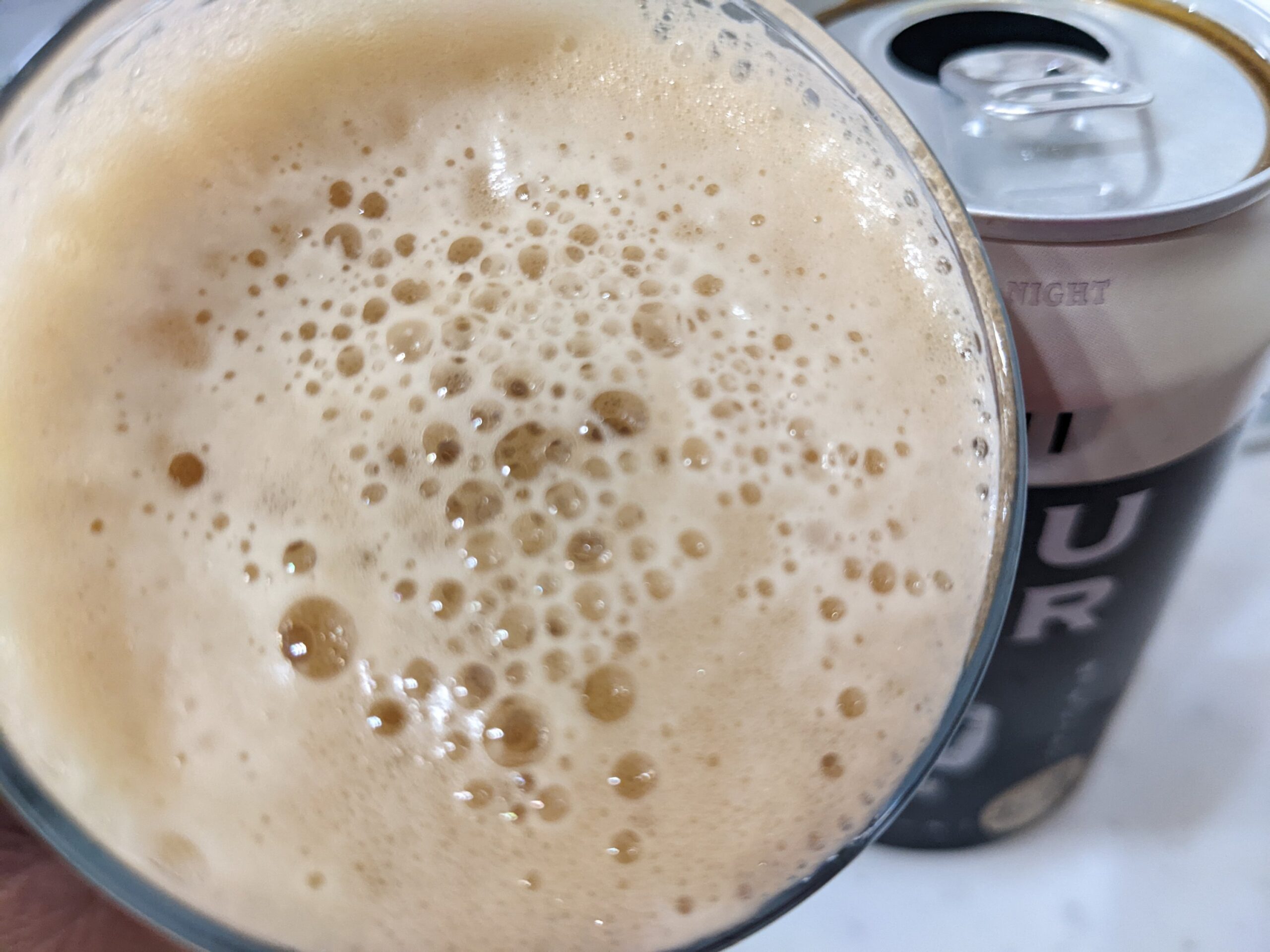 アサヒ「YORU BEER(ヨルビール)」を飲むところ