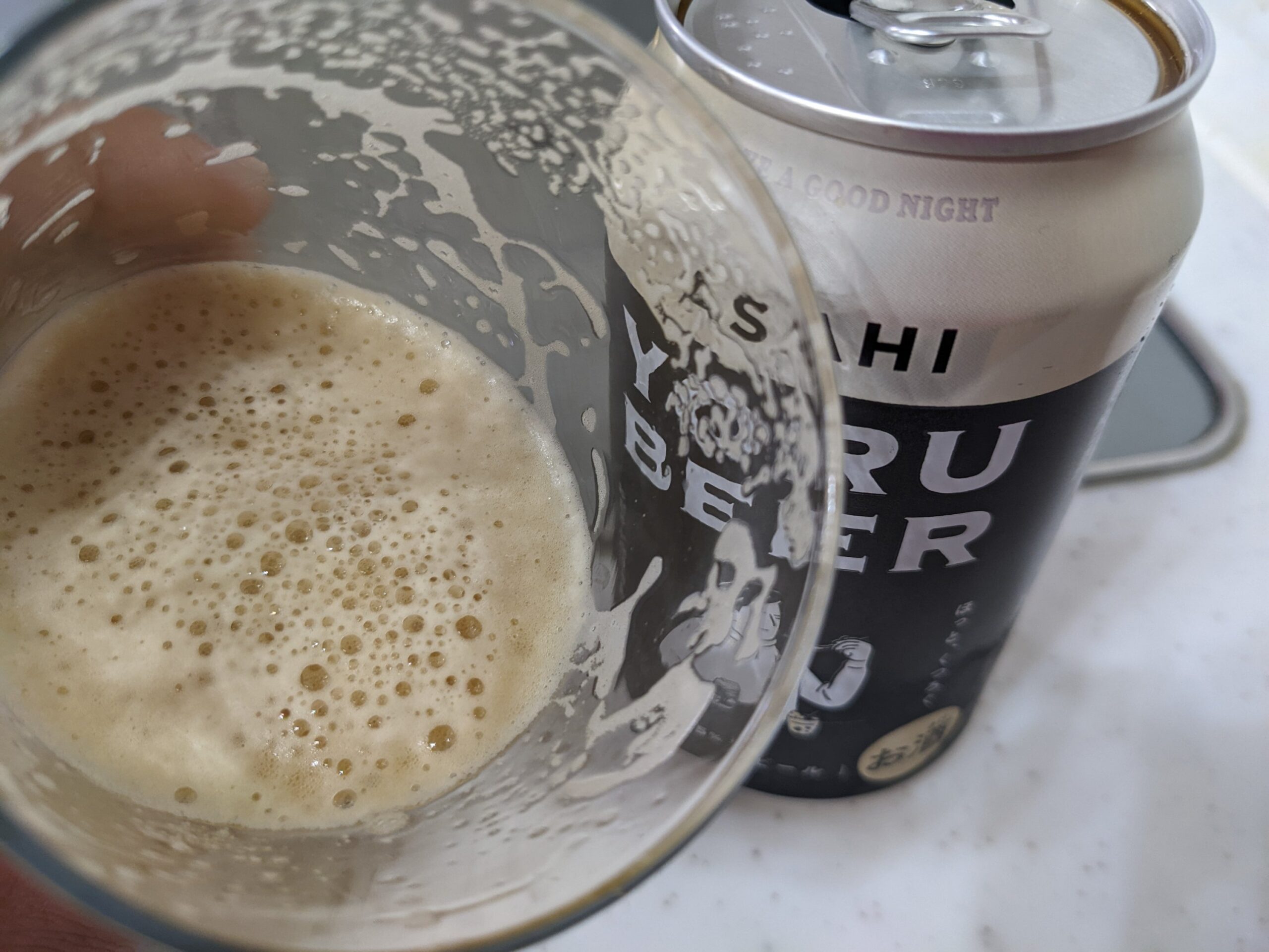 残り半分ほどのグラスに入ったアサヒ「YORU BEER(ヨルビール)」