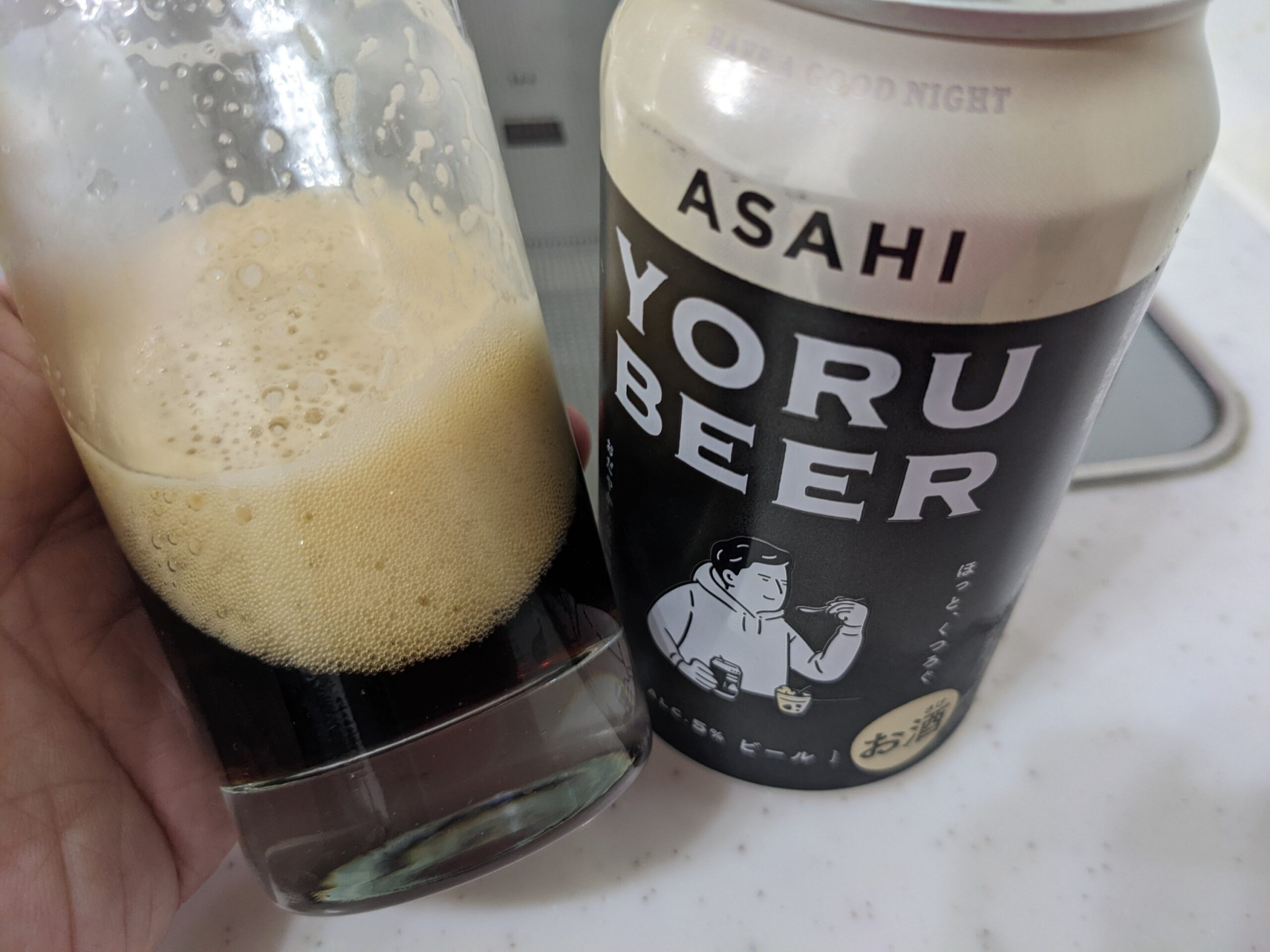 グラスに入った残り1割程のアサヒ「YORU BEER(ヨルビール)」