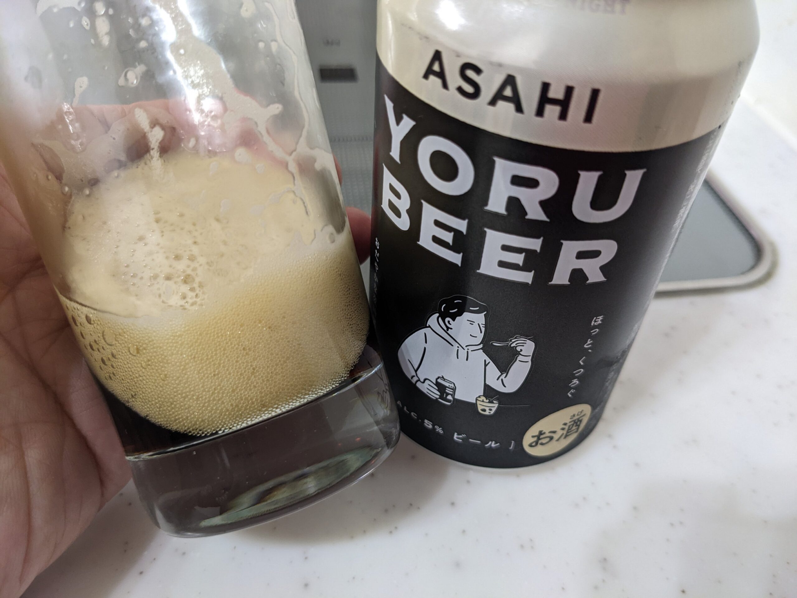 グラスに入った残りわずかのアサヒ「YORU BEER(ヨルビール)」