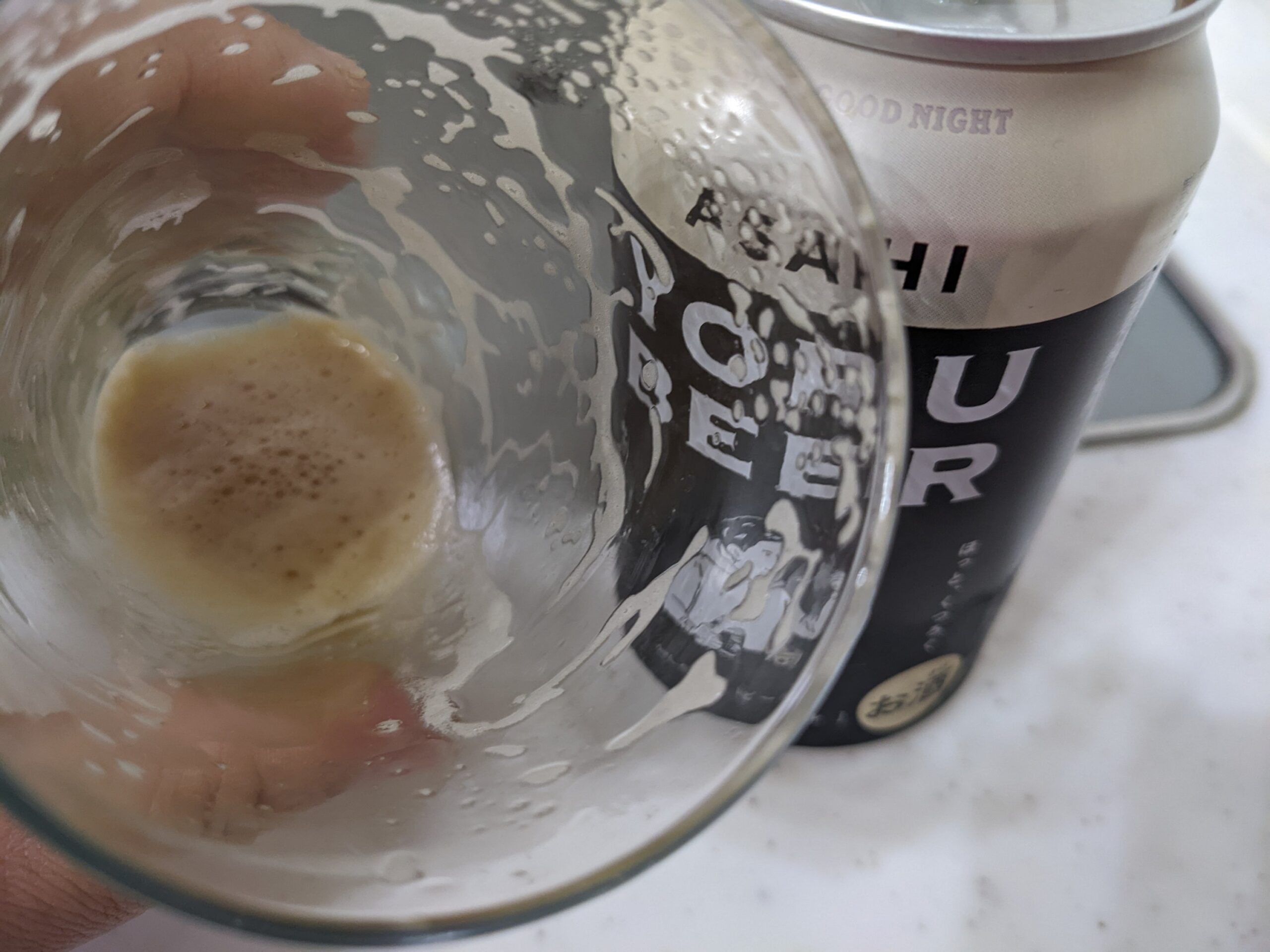 アサヒ「YORU BEER(ヨルビール)」の泡がグラスに残っているところ