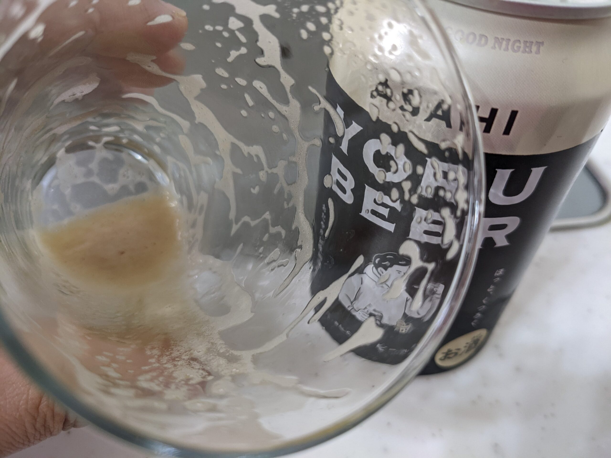 グラスに残った最後の一口程度のアサヒ「YORU BEER(ヨルビール)」