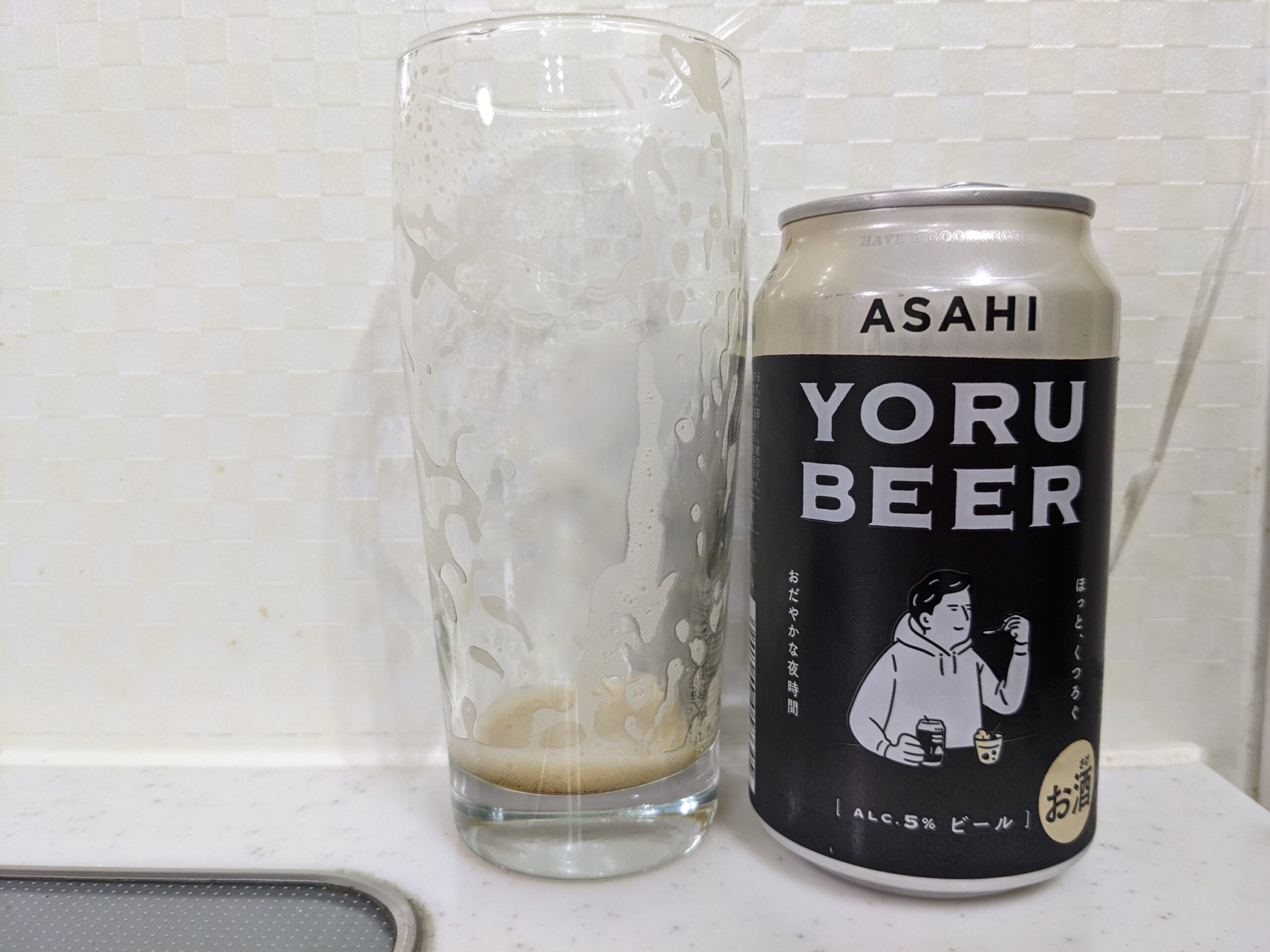 アサヒ「YORU BEER(ヨルビール)」を飲み終えたグラスとその空き缶
