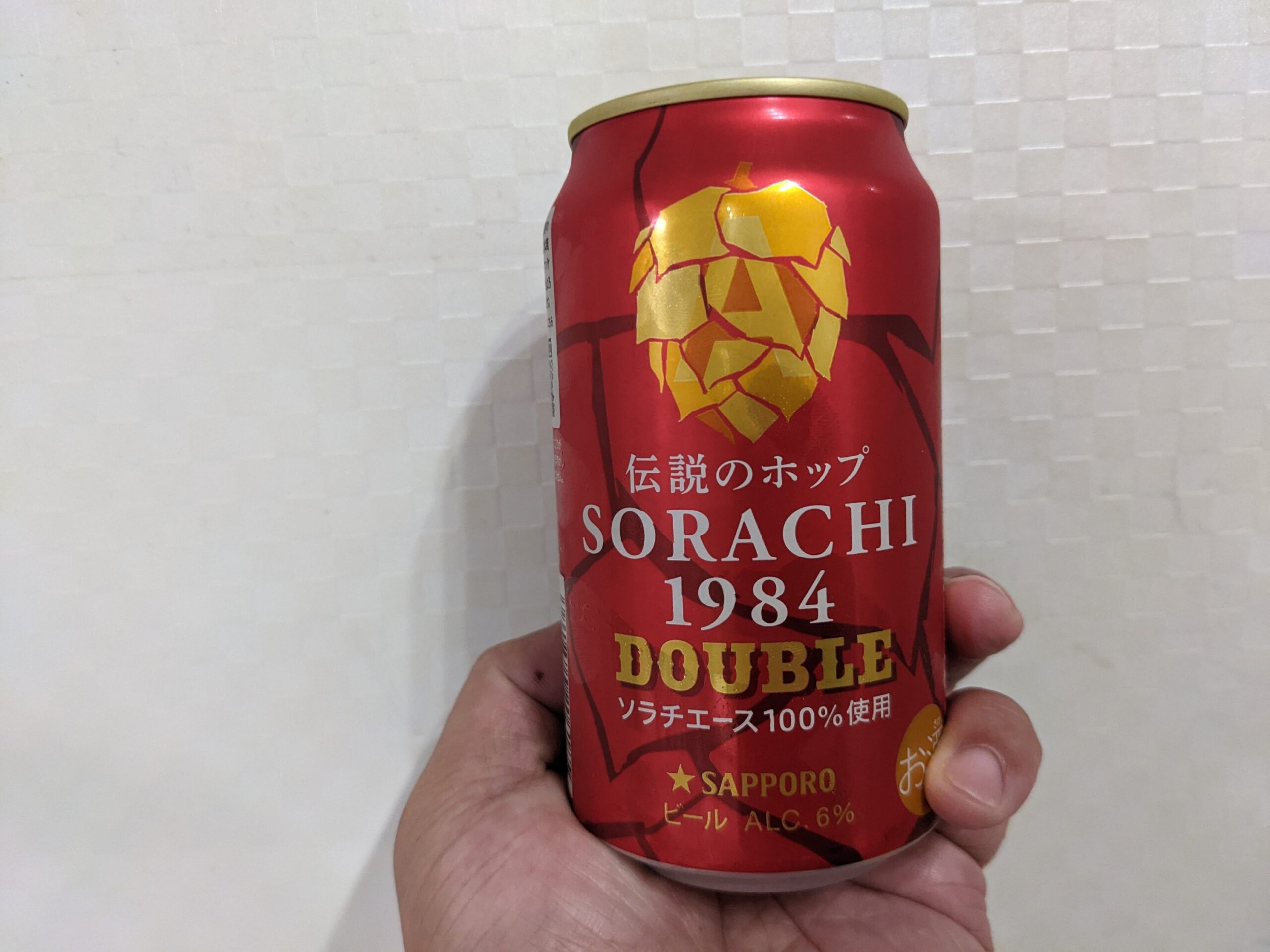 「ソラチ1984ダブル」を手で持っている