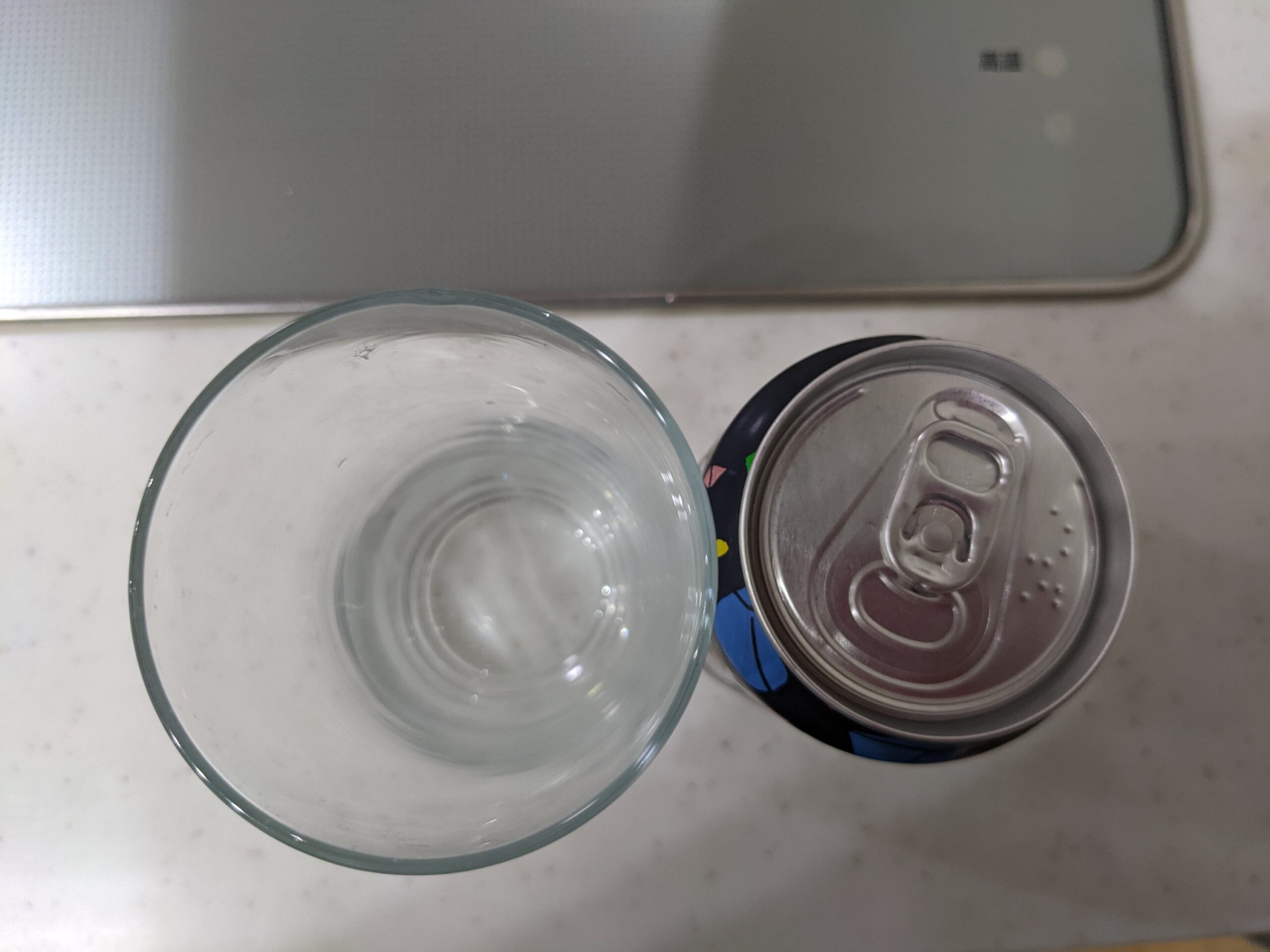 上から見たグラスと缶の「僕ビール、君ビール。満天クライマー」