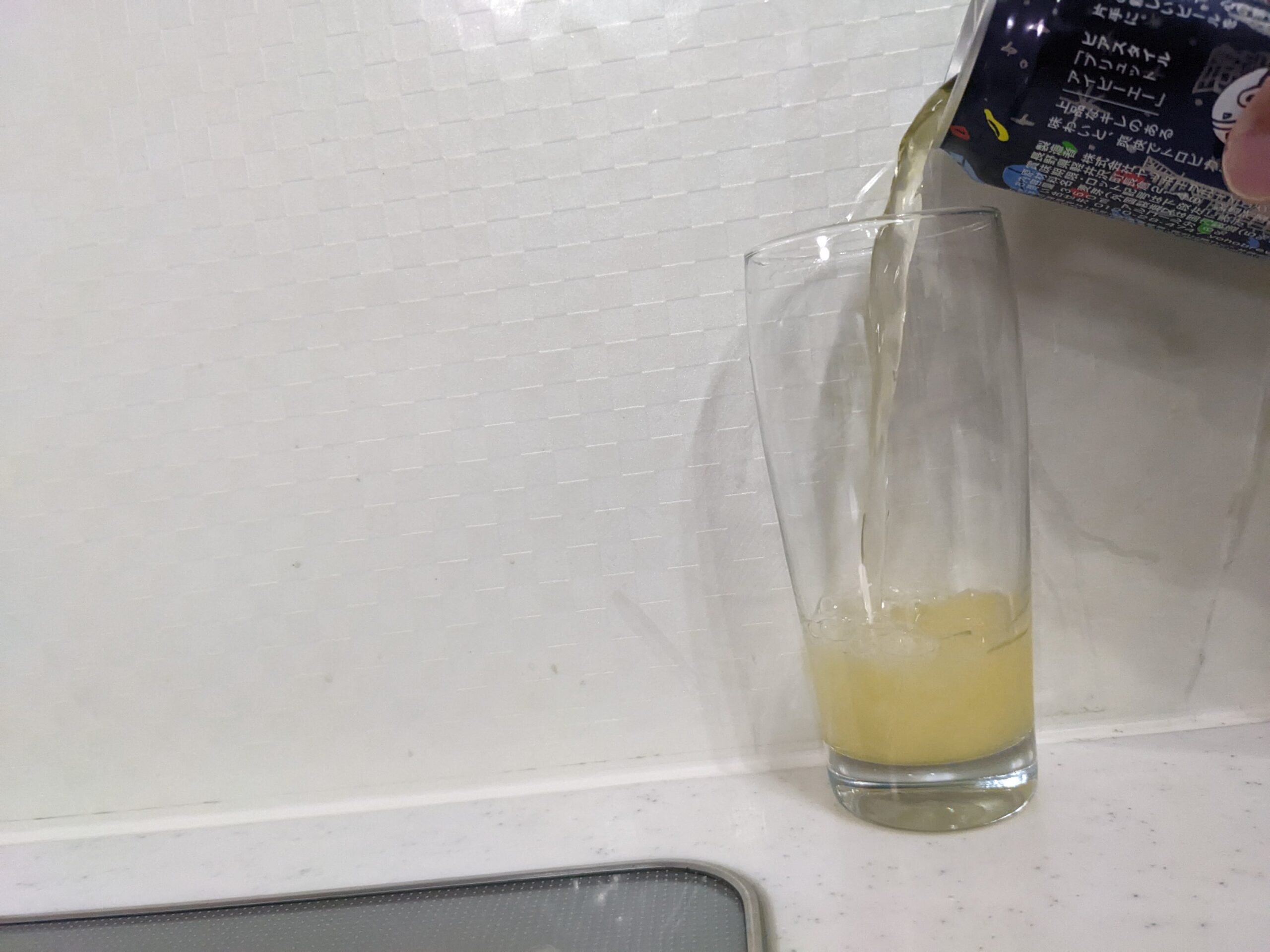 グラスに「僕ビール、君ビール。満天クライマー」を注いだところ