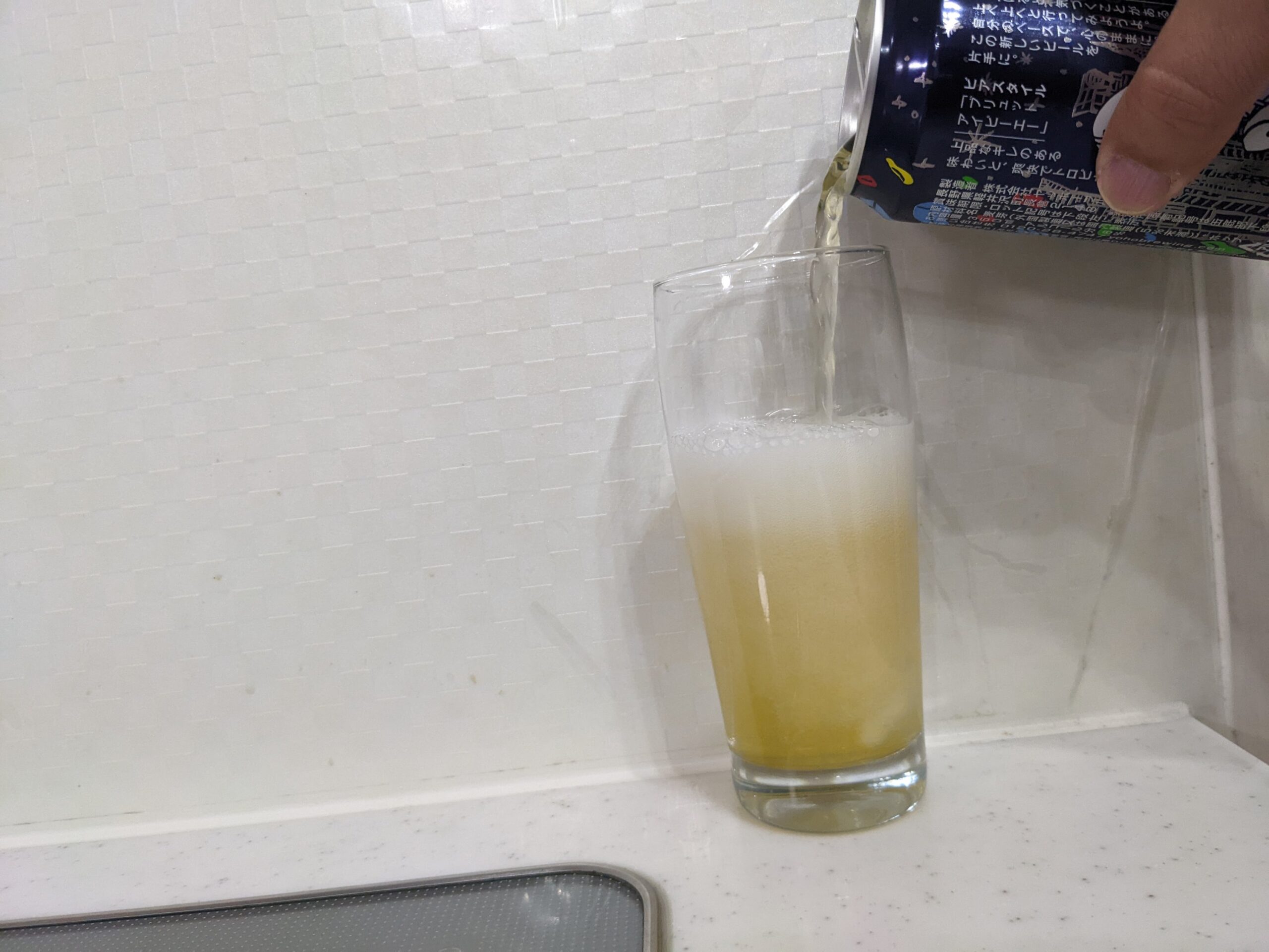 グラスの半分ほどまで「僕ビール、君ビール。満天クライマー」を注いだところ