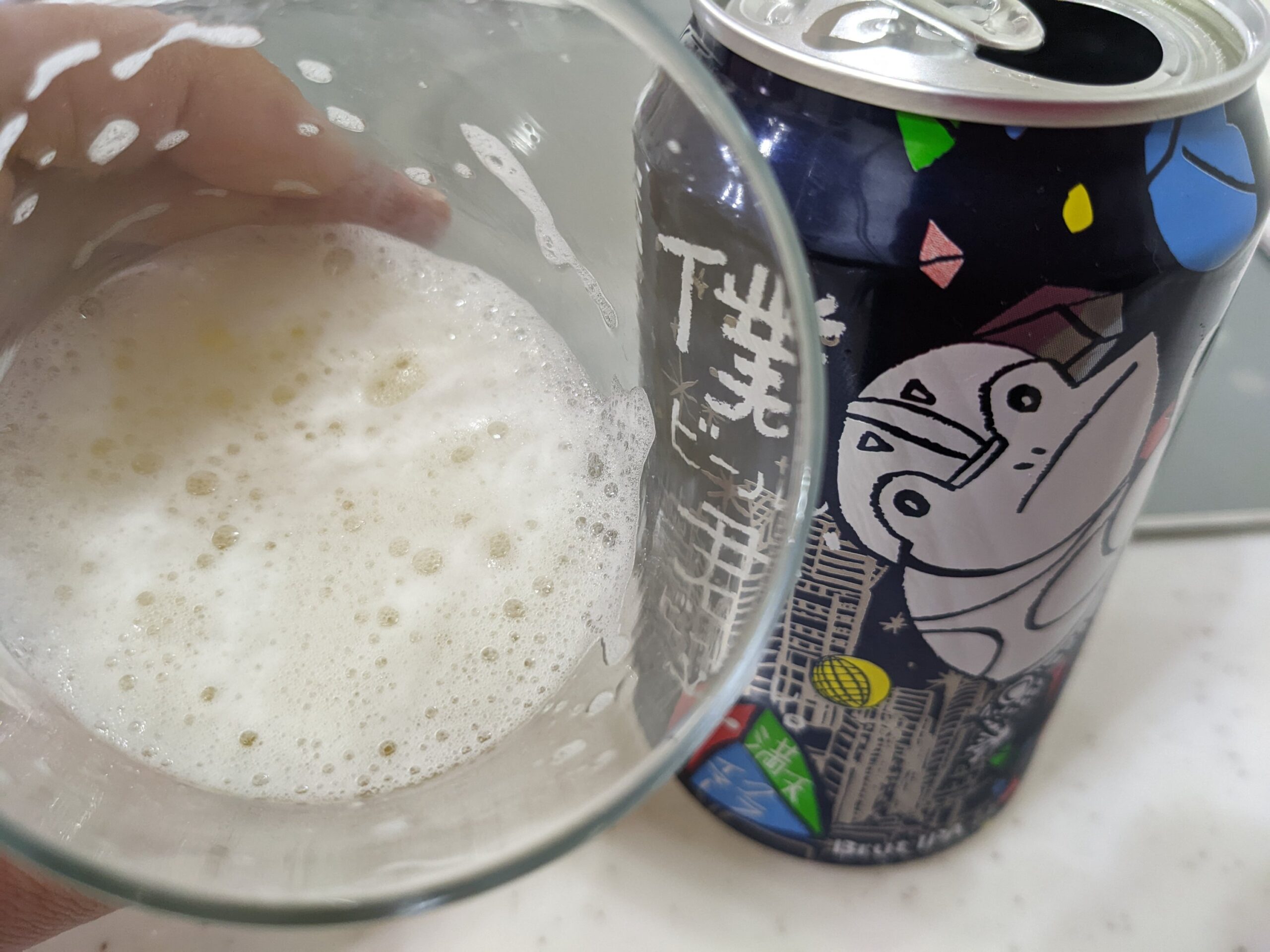 残り半分ほどの「僕ビール、君ビール。満天クライマー」が入ったグラスを手で持っている