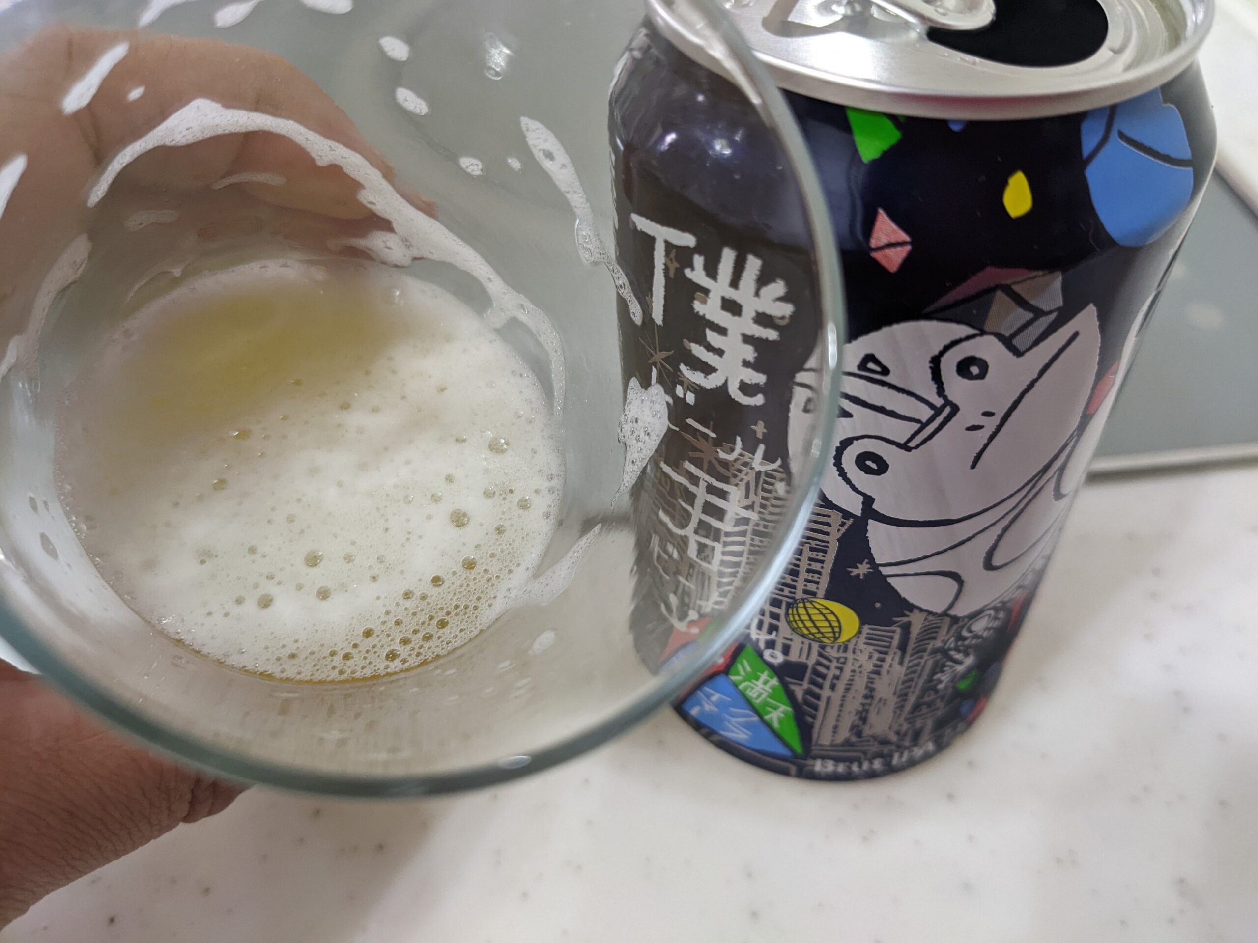 残り1割程の「僕ビール、君ビール。満天クライマー」が入ったグラスを手で持っている