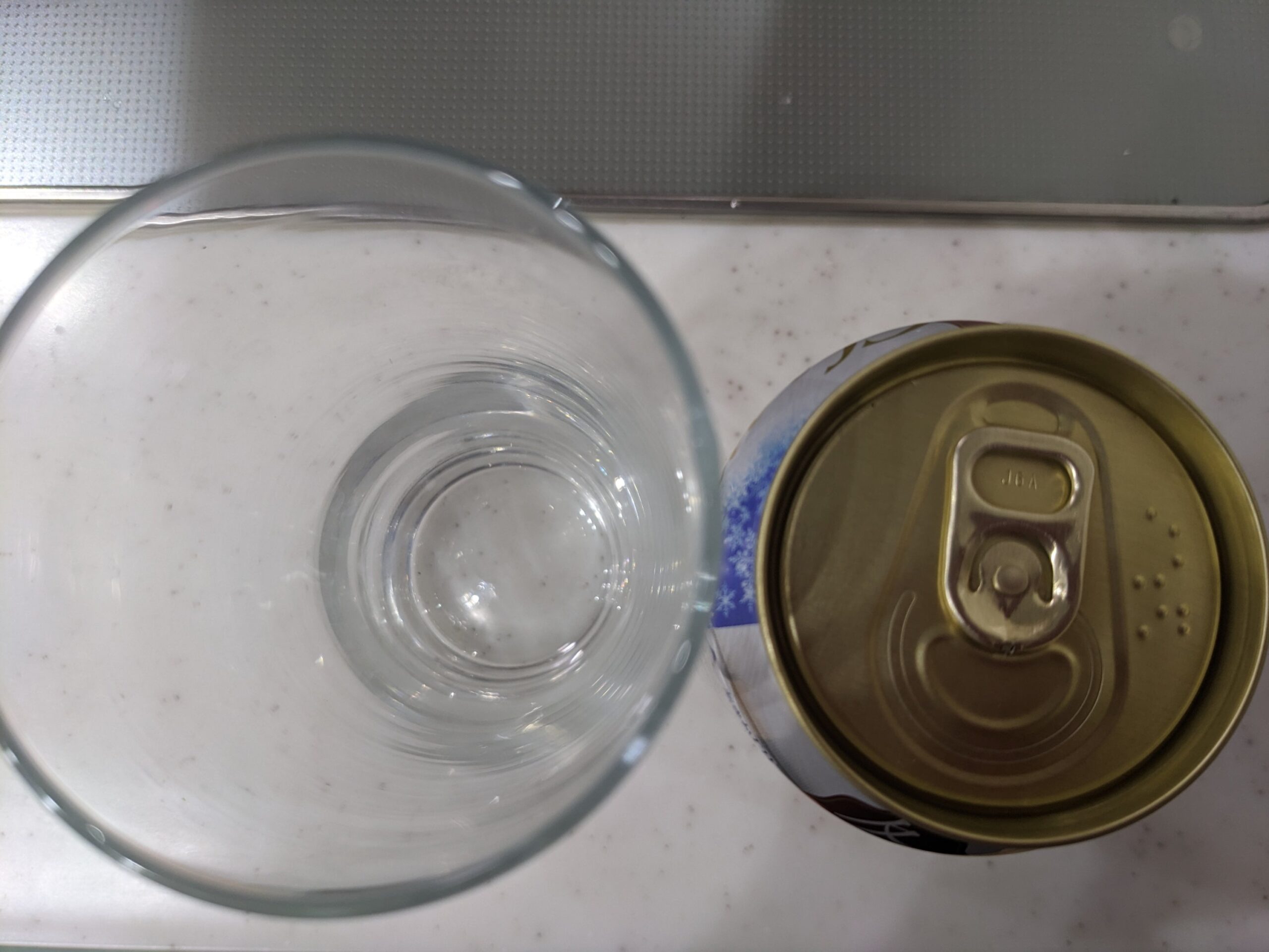 上から見たグラスと缶の「クリアアサヒ冬日和」