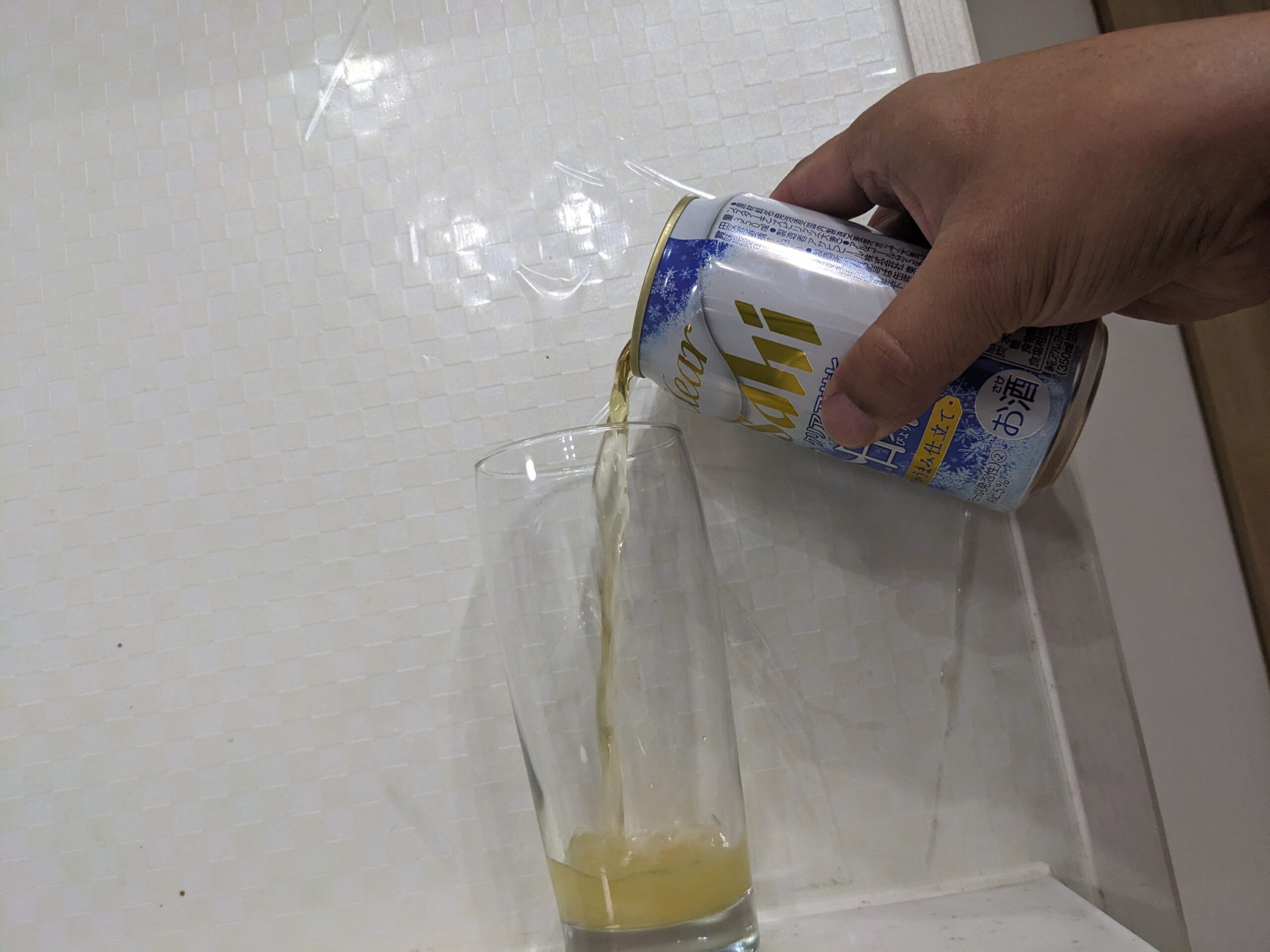 グラスに「クリアアサヒ冬日和」を注いだところ