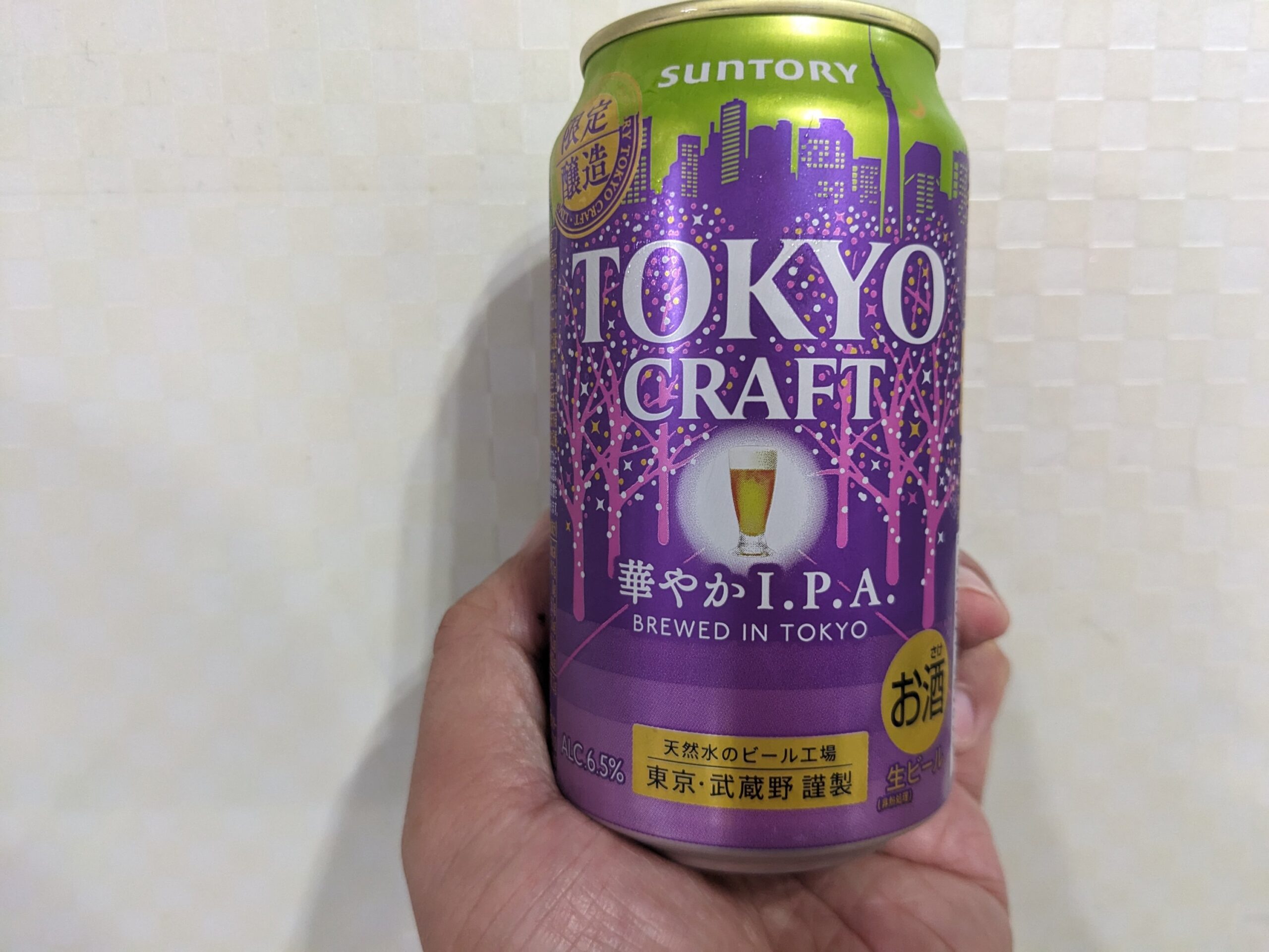 「東京クラフト華やかI.P.A.」を手で持っているところ