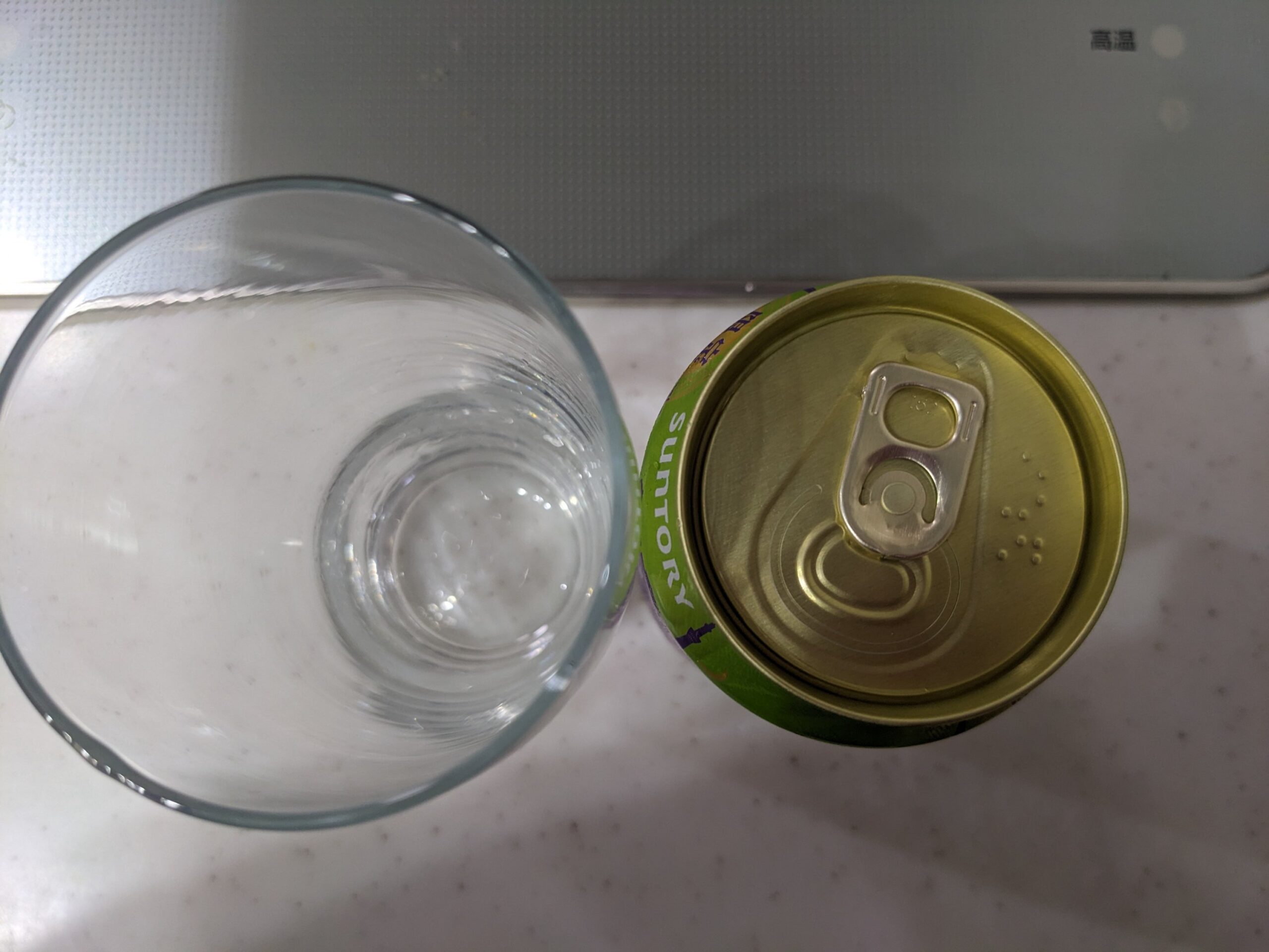 上から見たグラスと缶の「東京クラフト華やかI.P.A.」