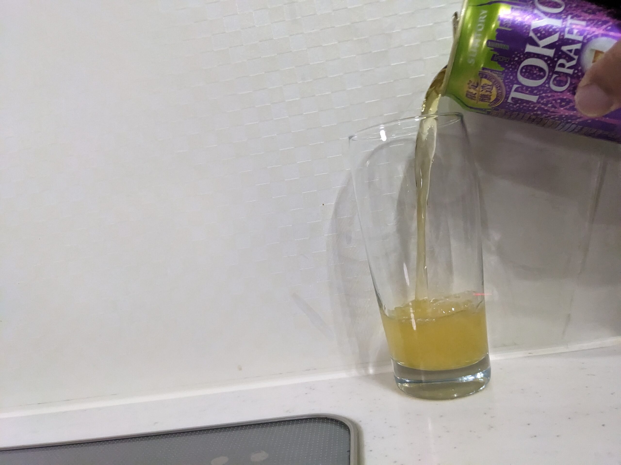 グラスに1割程「東京クラフト華やかI.P.A.」を注いだところ