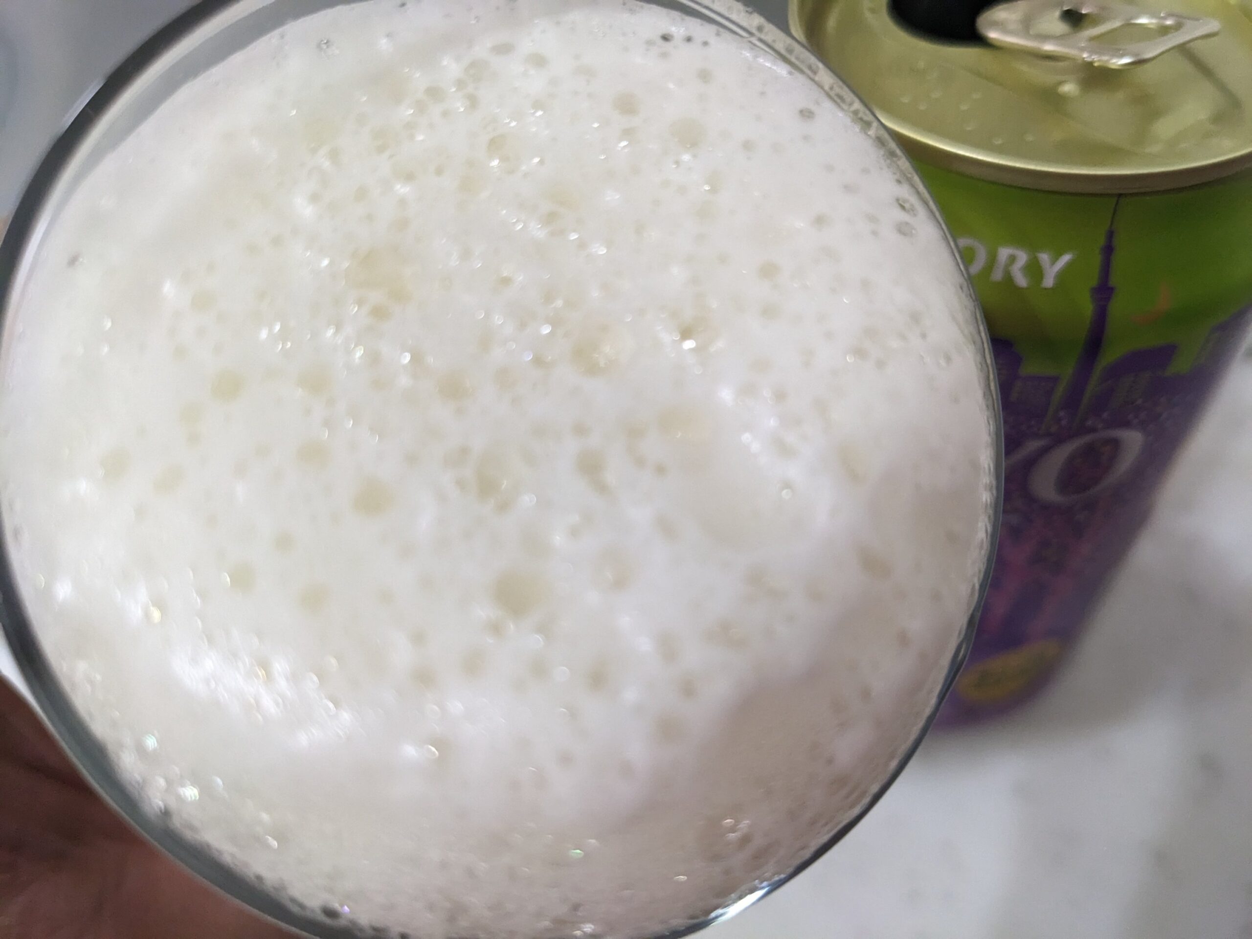 「東京クラフト華やかI.P.A.」を飲むところ