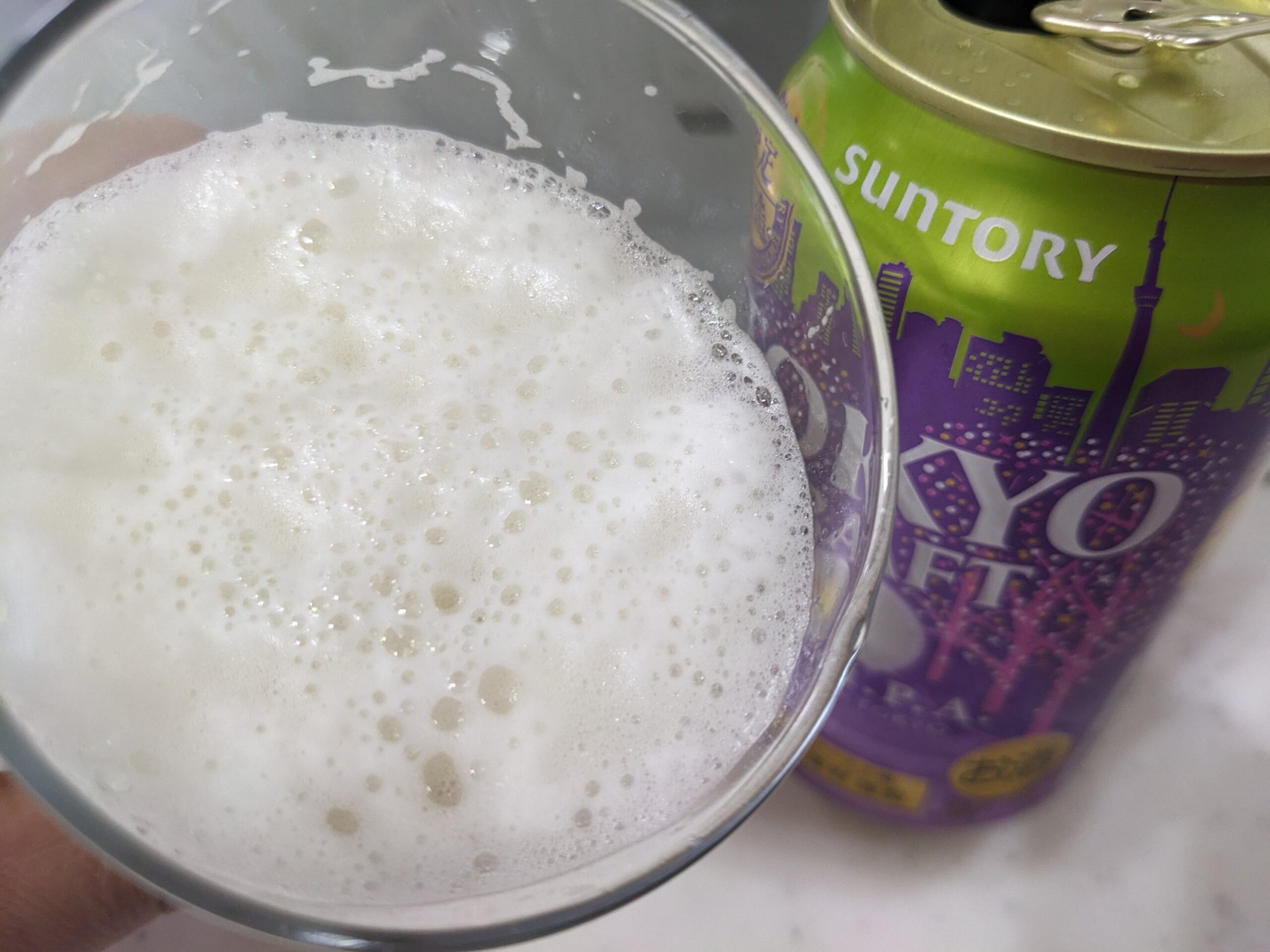 「東京クラフト華やかI.P.A.」を一口飲んだところ