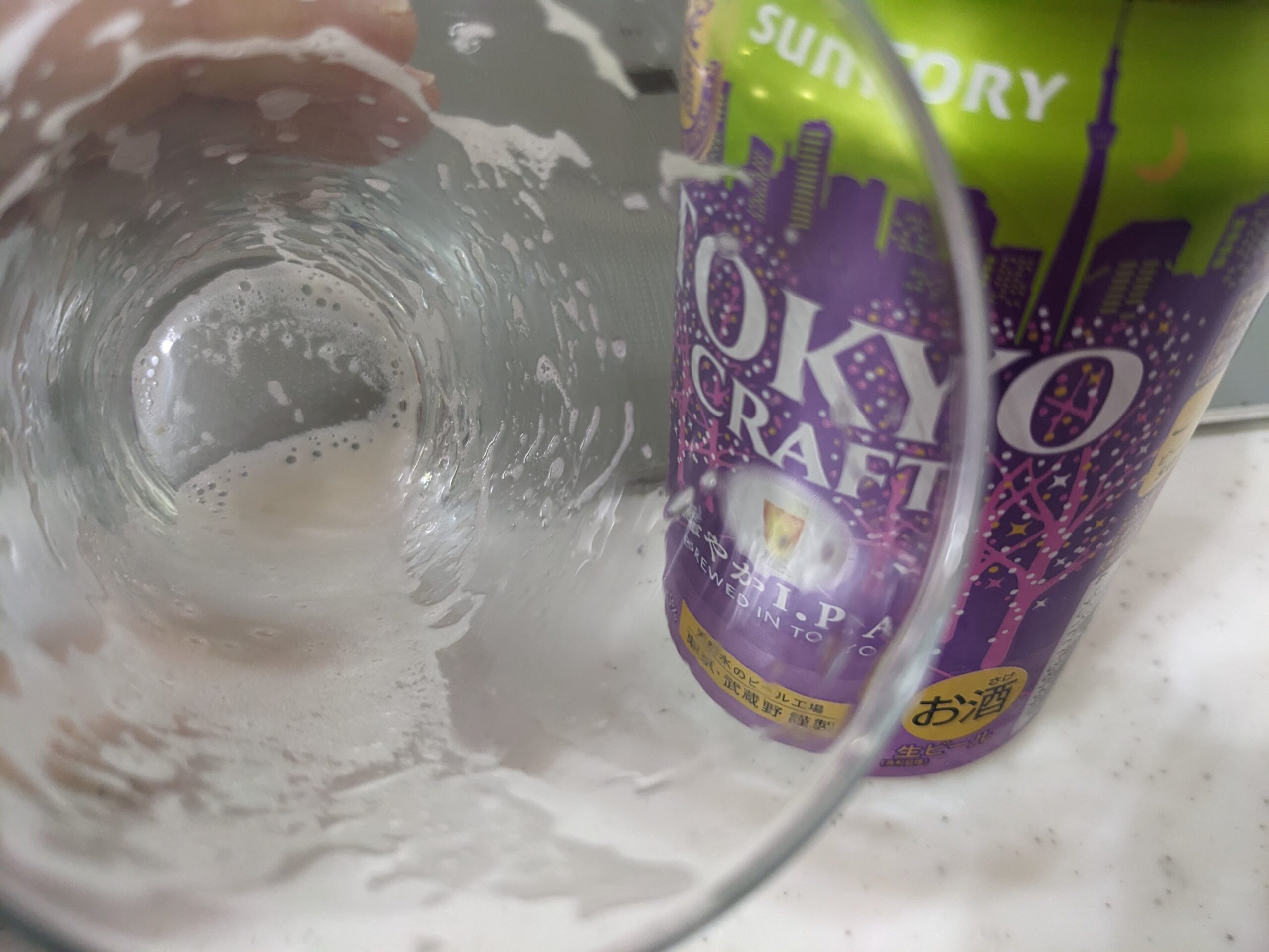 グラスに入った「東京クラフト華やかI.P.A.」を飲み終えたところ