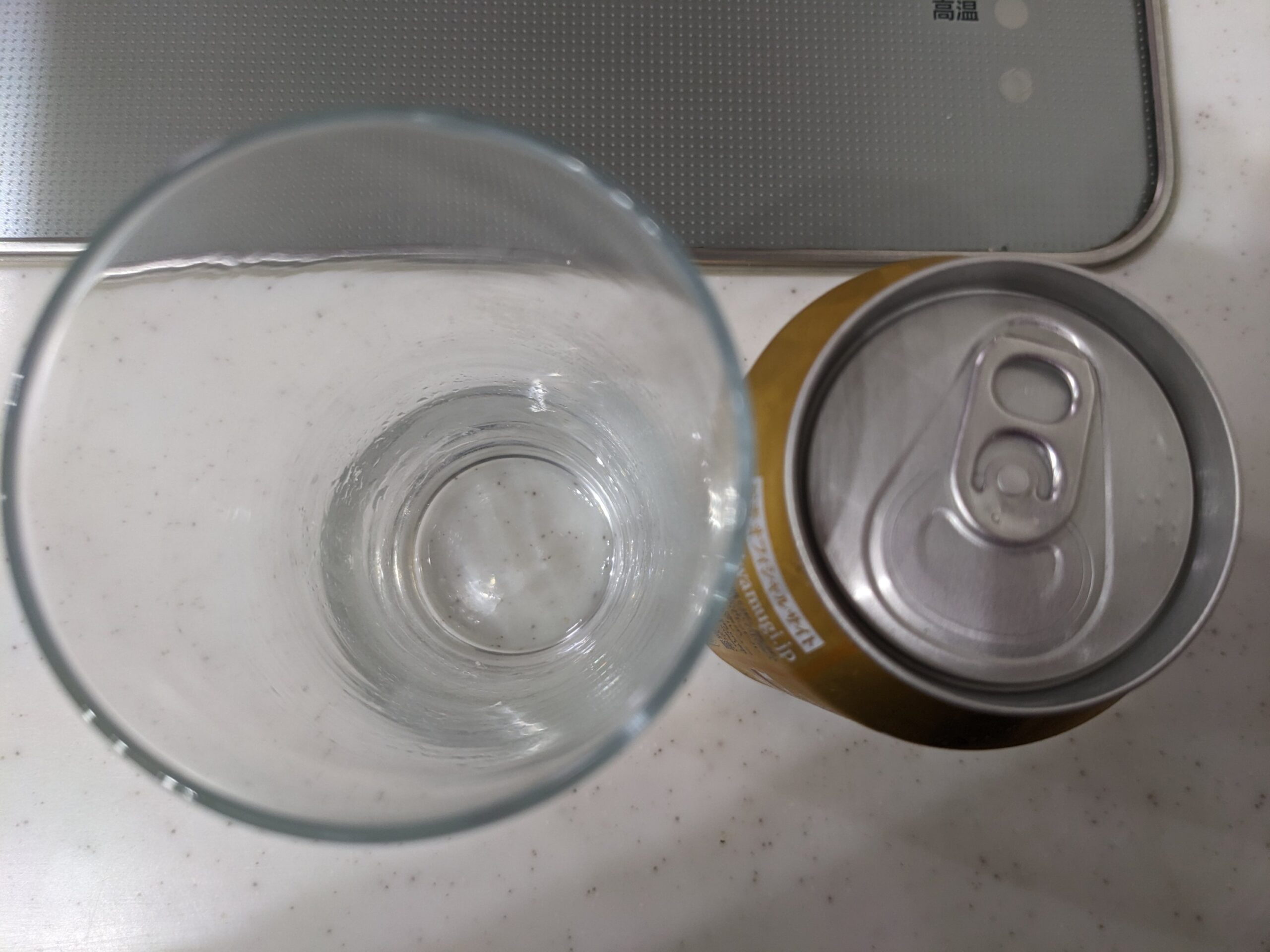 上から見たグラスと缶の「極麦(キワムギ)プレミアム」