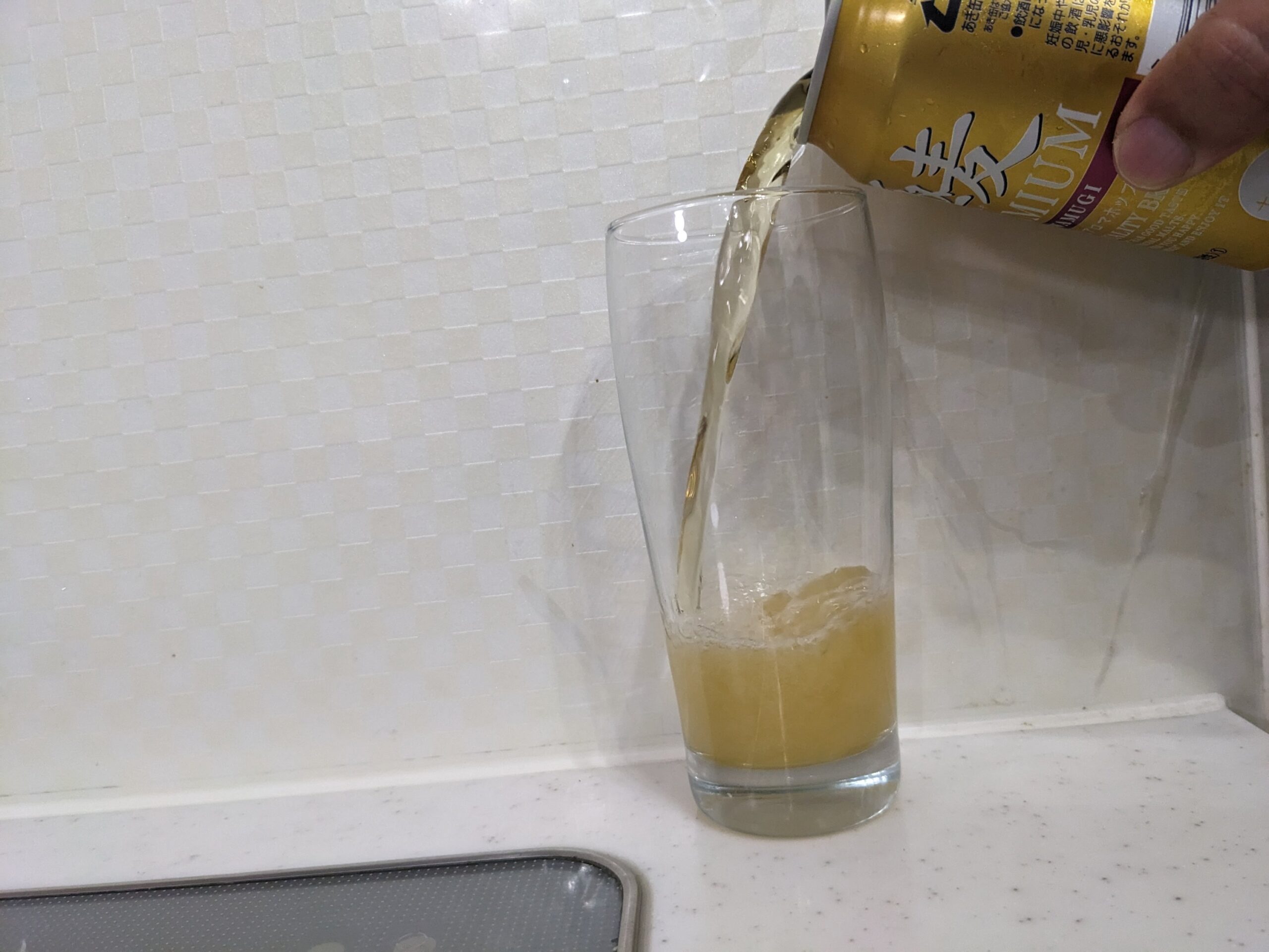 グラスに缶の「極麦(キワムギ)プレミアム」を注いだところ