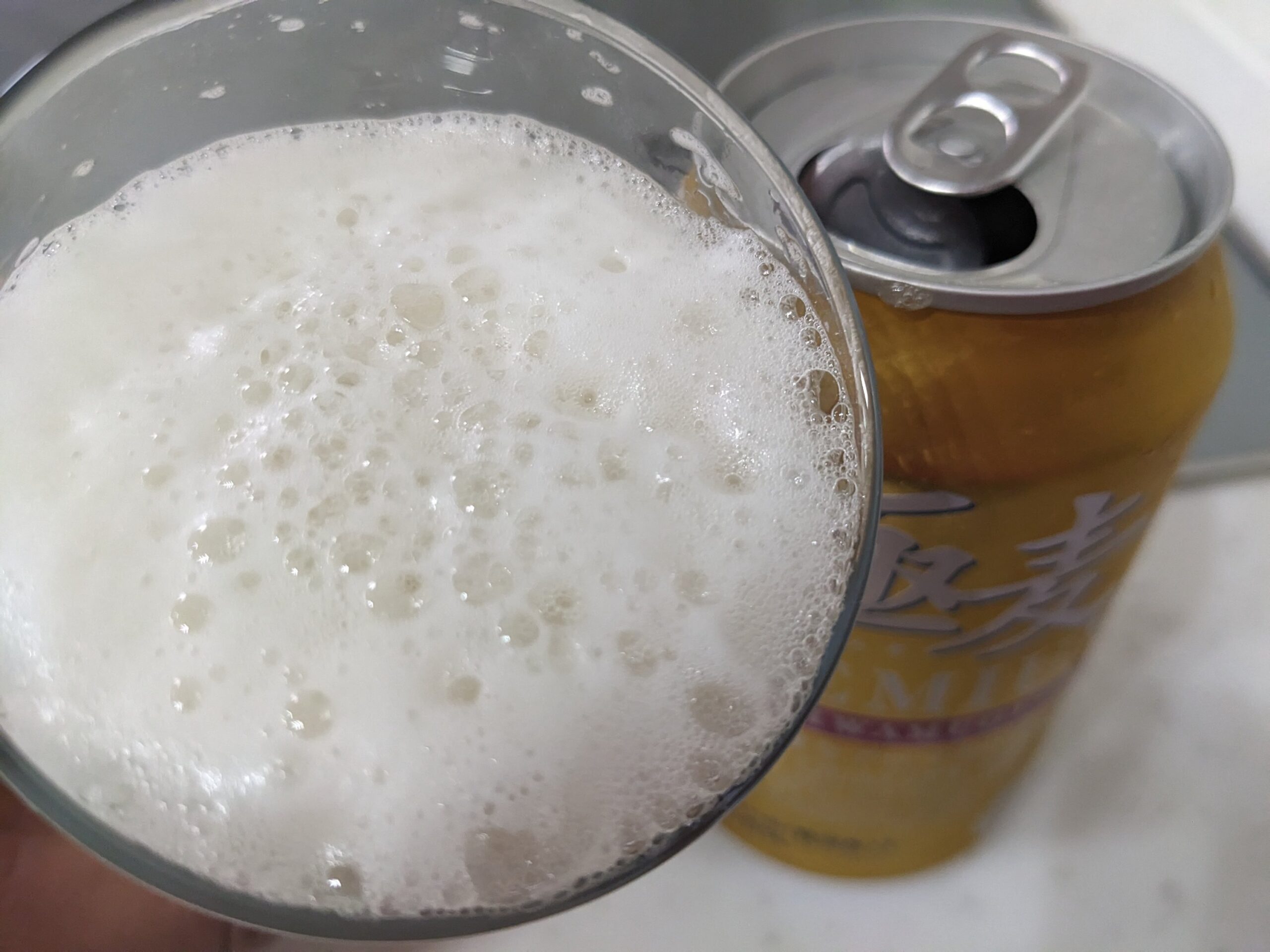 「極麦(キワムギ)プレミアム」を飲むところ