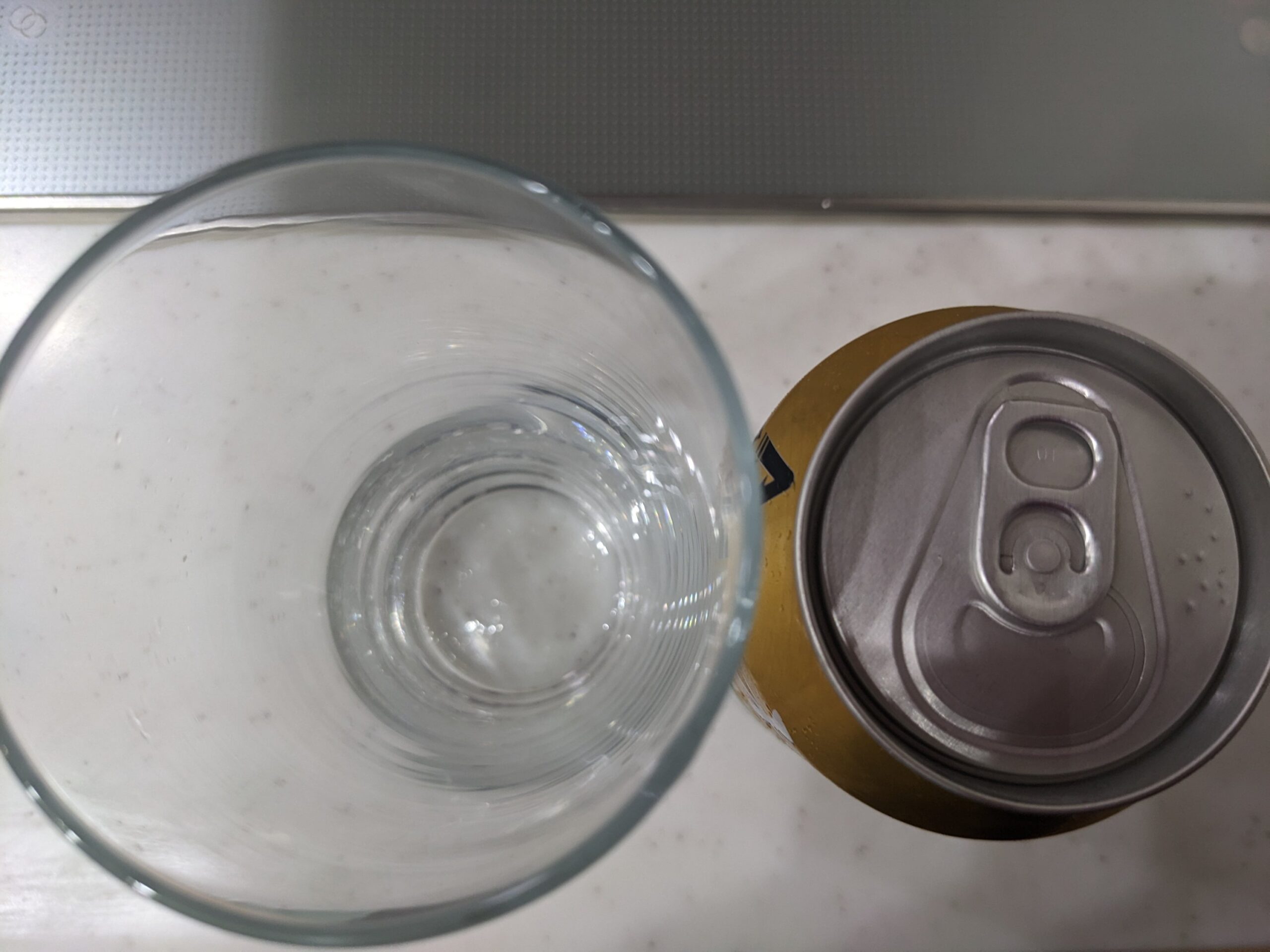 上から見たグラスと缶の「極麦プレミアム糖質オフ」