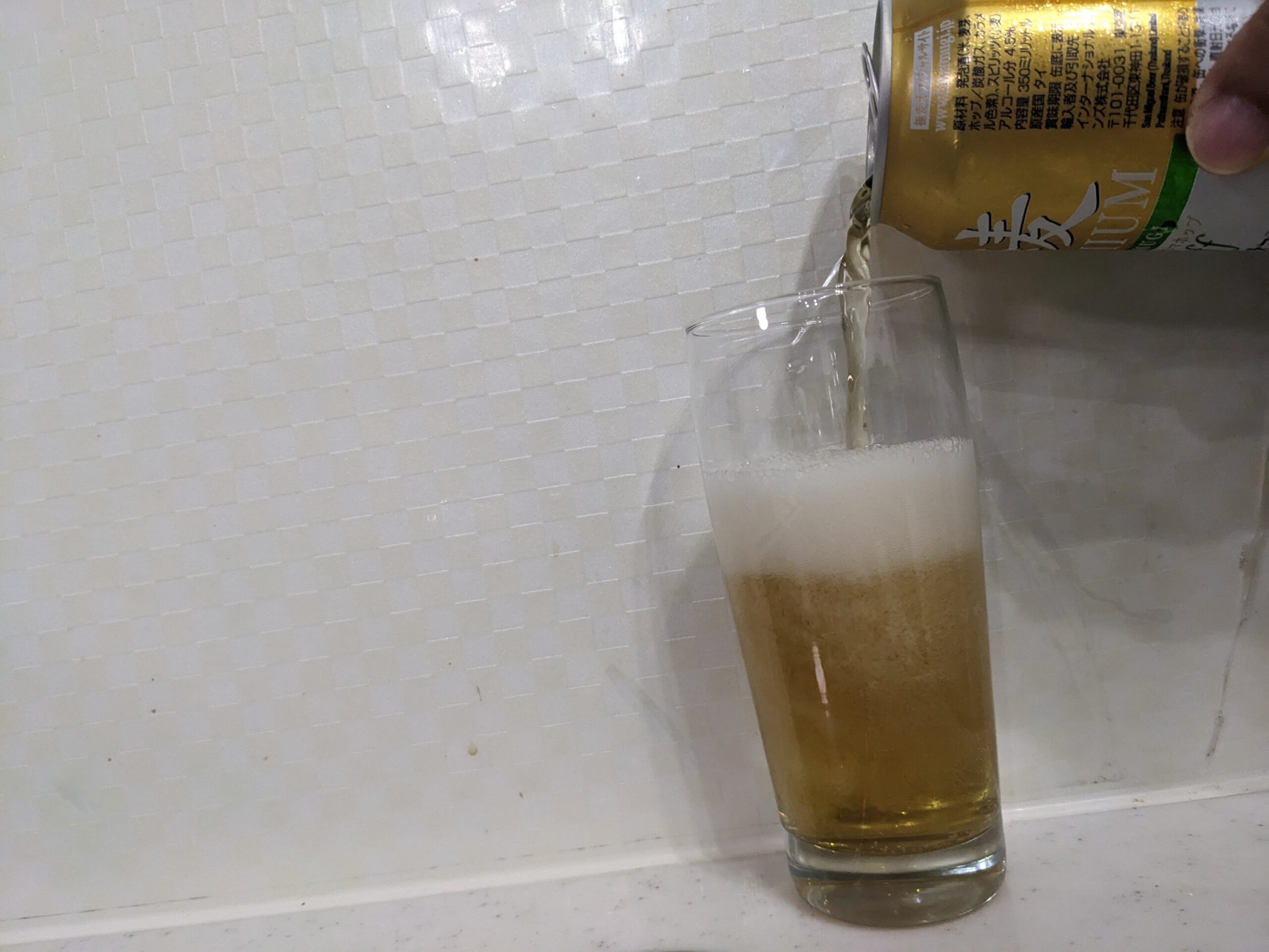 グラス7割まで「極麦プレミアム糖質オフ」を注いだところ