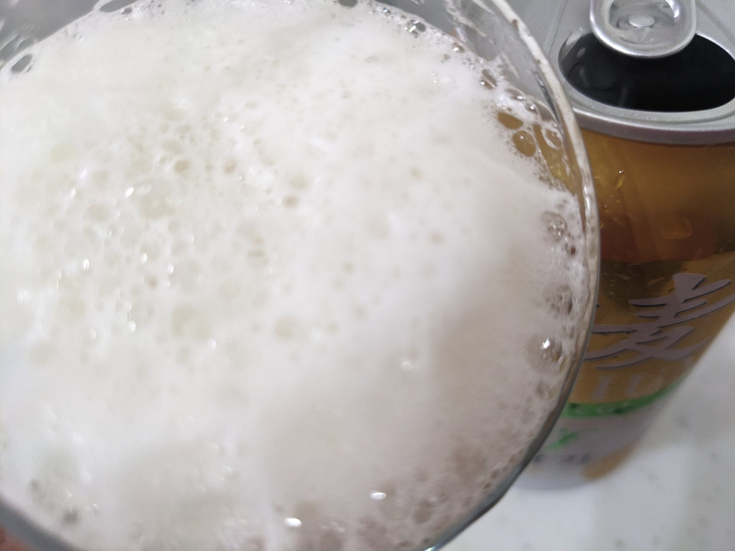 グラスに入った「極麦プレミアム糖質オフ」を飲むところ
