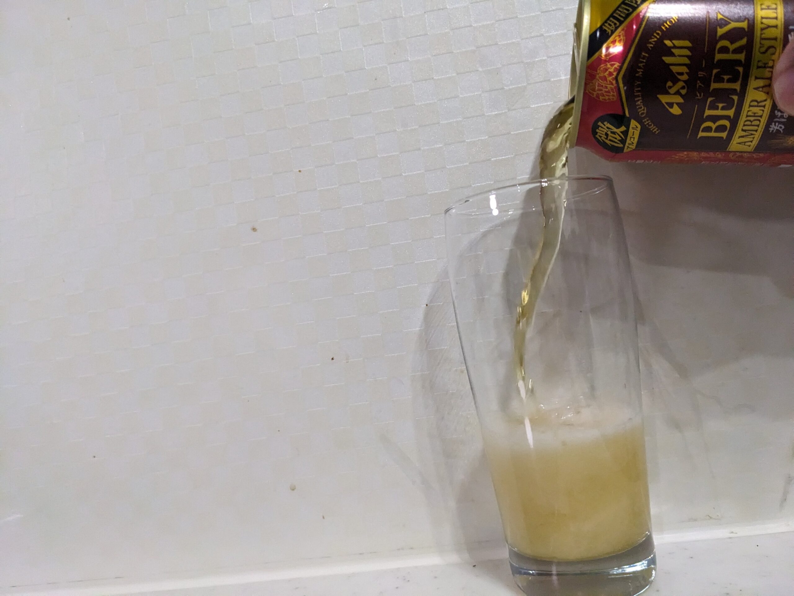 グラスに缶の「ビアリーアンバーエールスタイル」を注いだところ