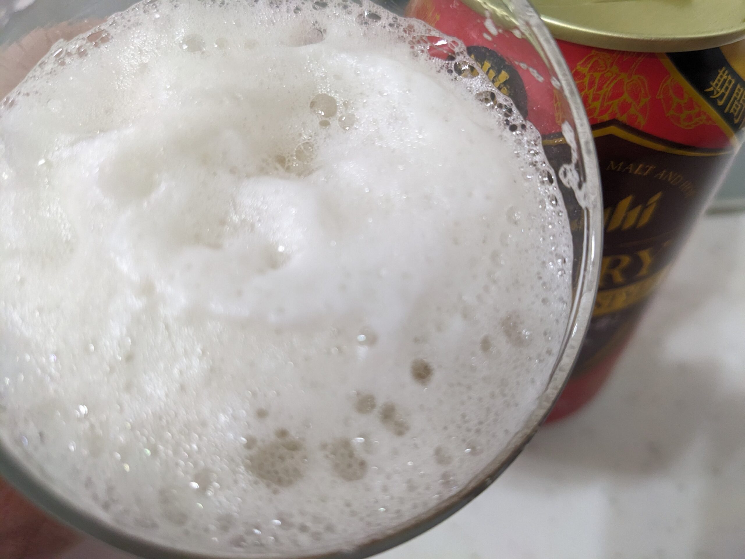「ビアリーアンバーエールスタイル」を飲むところ