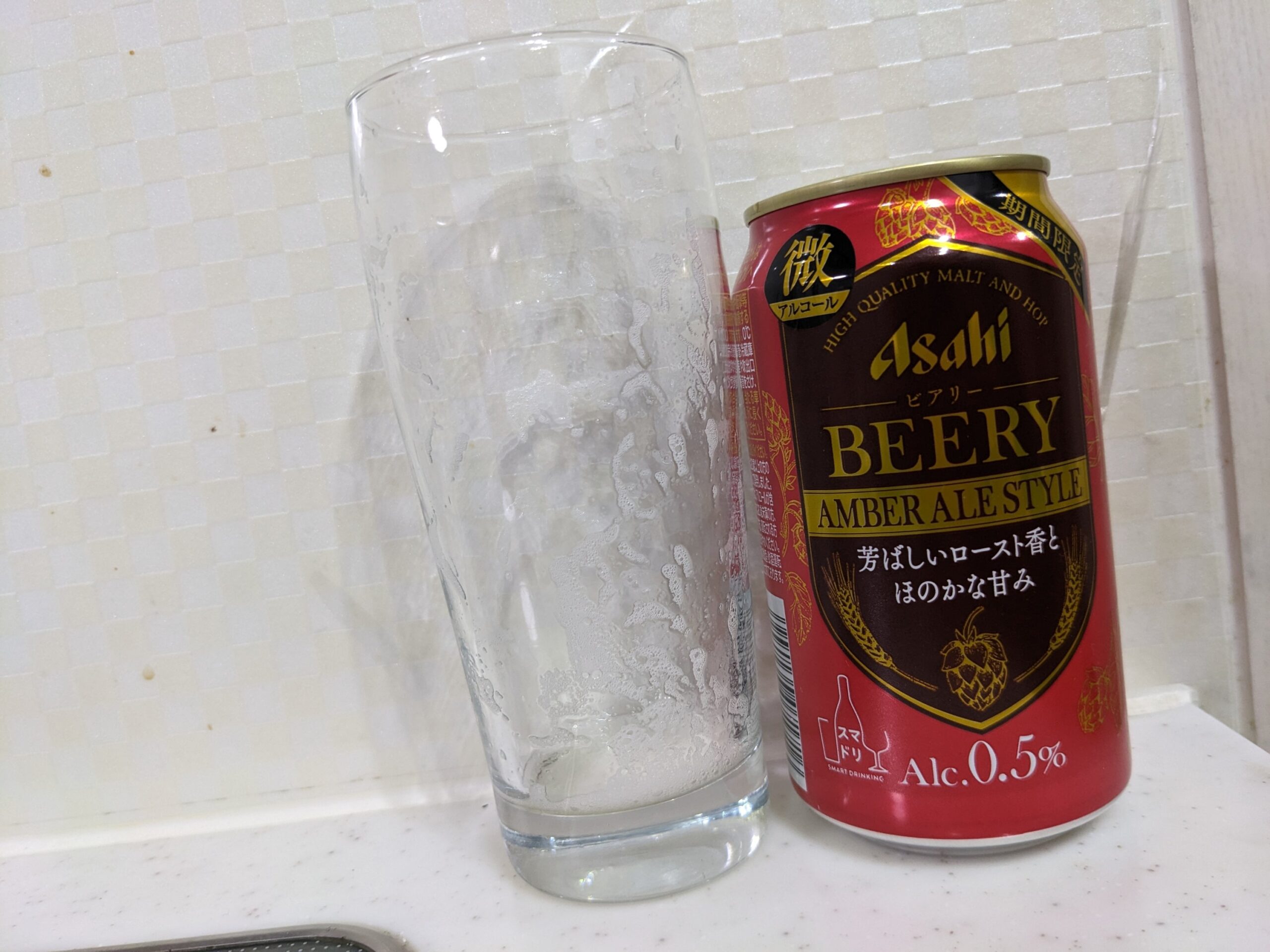 「ビアリーアンバーエールスタイル」を飲み終えたグラスとその空き缶