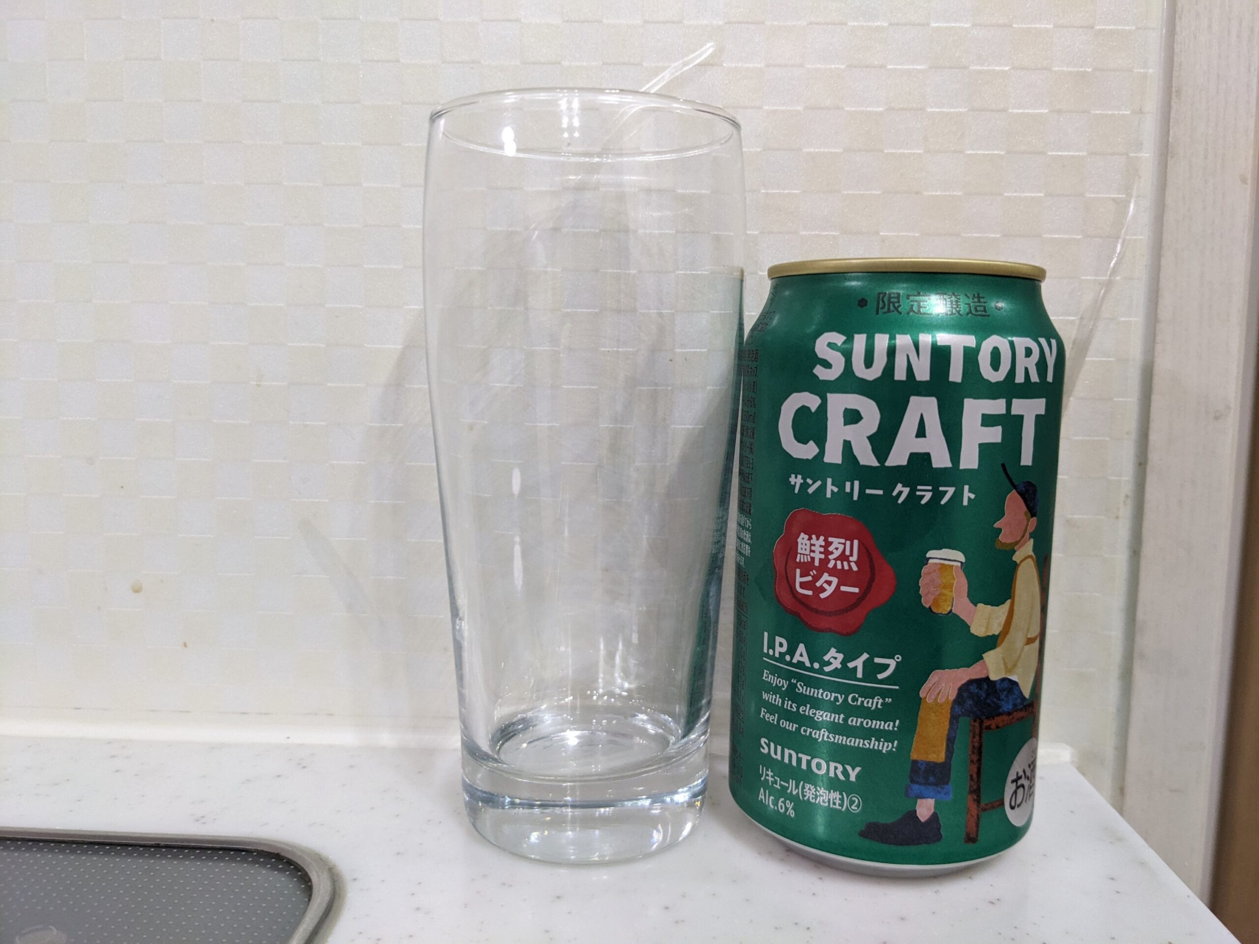 グラスと缶の「サントリークラフト鮮烈ビター」