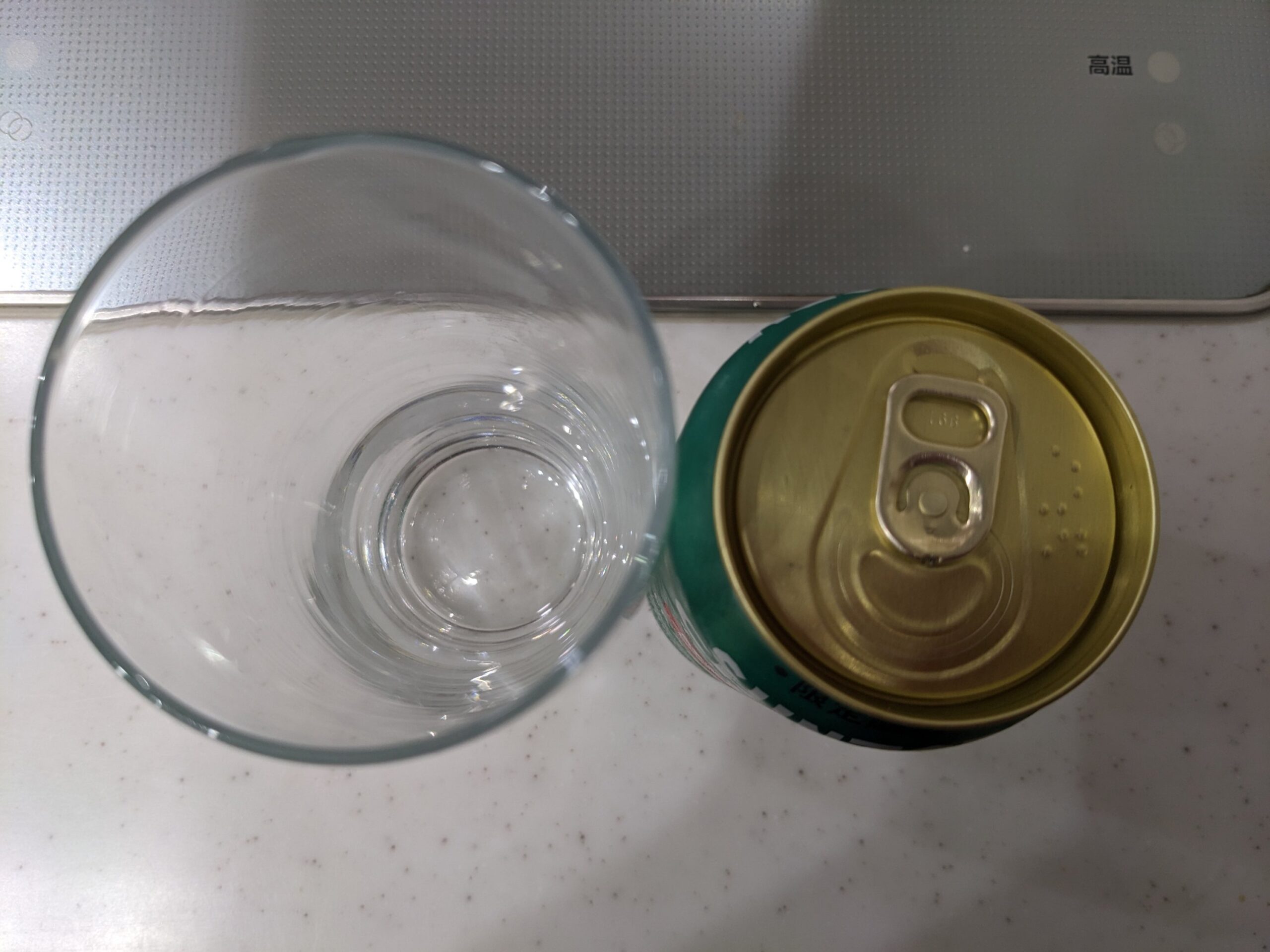 上から見たグラスと缶の「サントリークラフト鮮烈ビター」