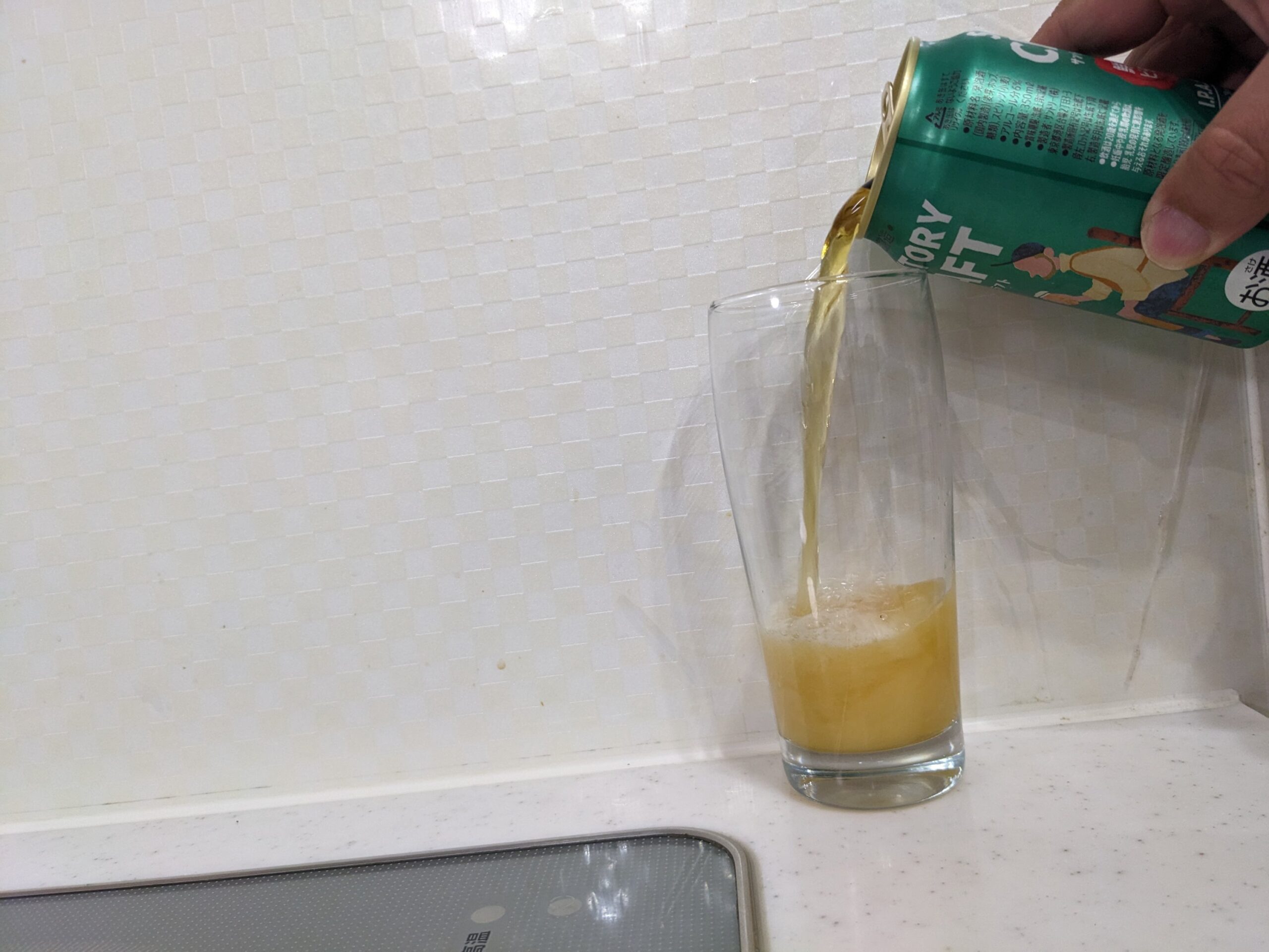 グラスに「サントリークラフト鮮烈ビター」を注いだところ