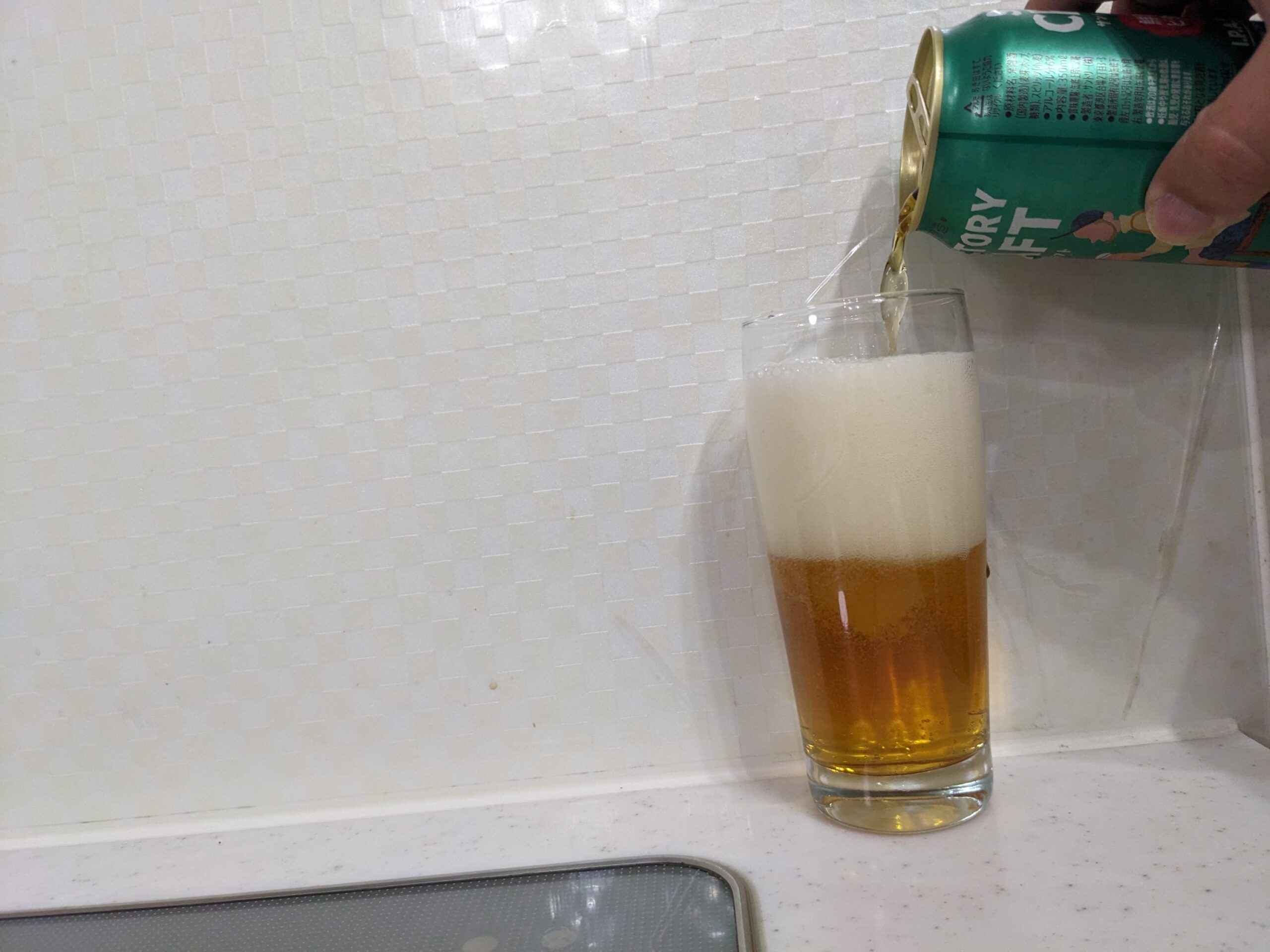 グラス8割ぐらいまで「サントリークラフト鮮烈ビター」を注いだところ
