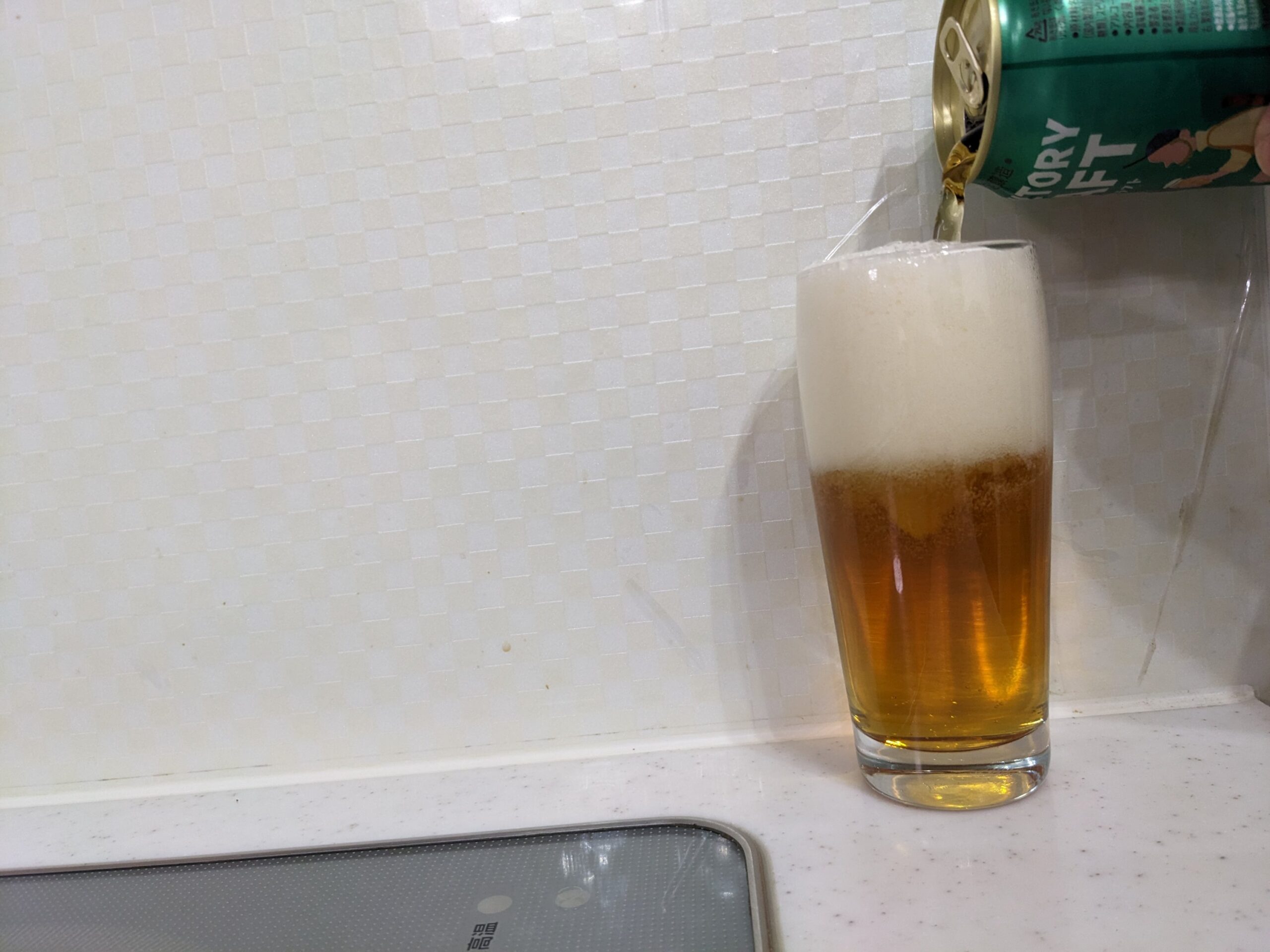 グラス9割まで「サントリークラフト鮮烈ビター」を注いだところ