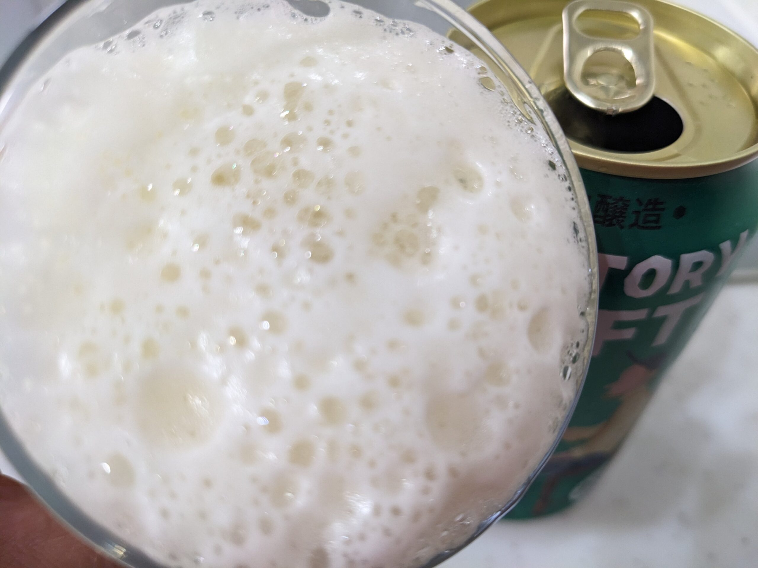 「サントリークラフト鮮烈ビター」を飲むところ