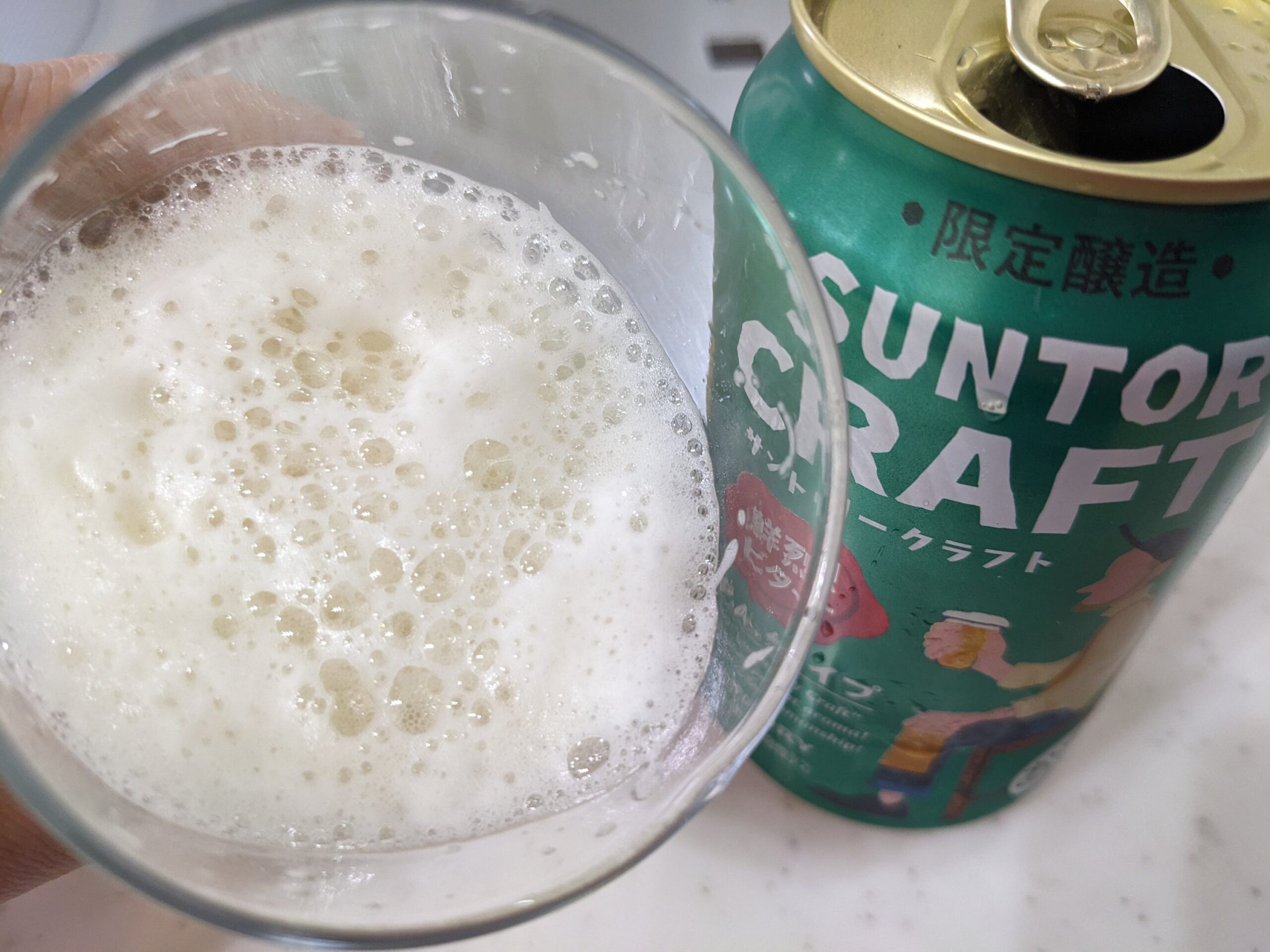 「サントリークラフト鮮烈ビター」を一口飲んだところ
