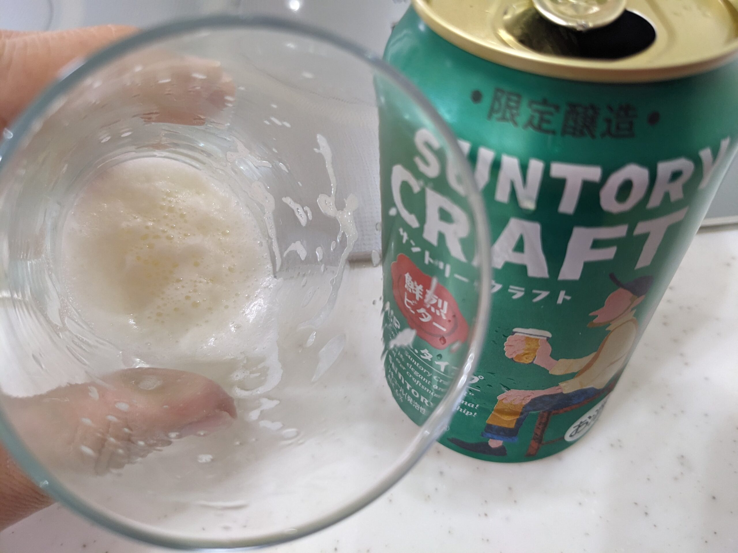 残り一口程度のグラスに入った「サントリークラフト鮮烈ビター」