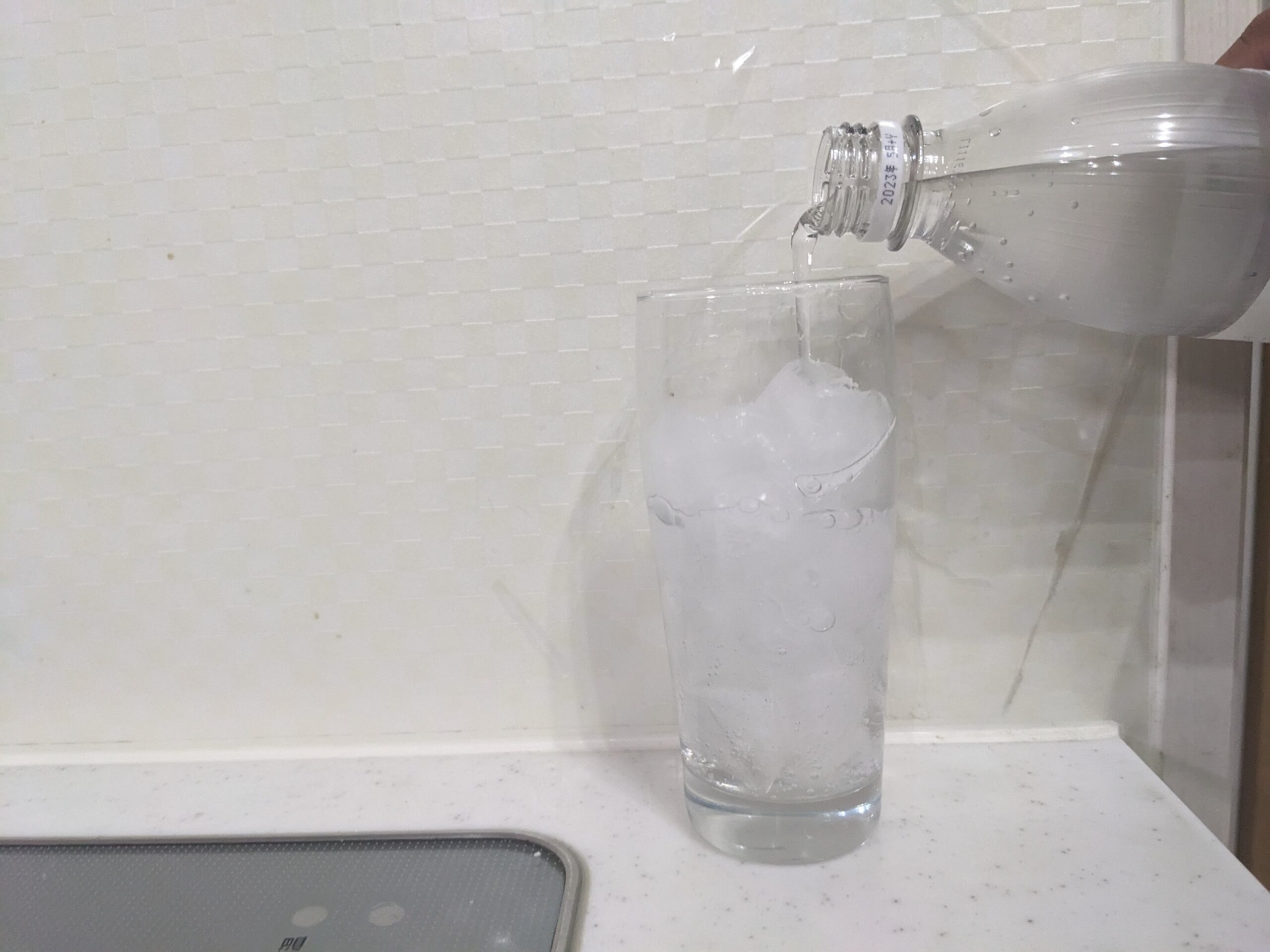 グラスに炭酸水を7割程まで注いだところ