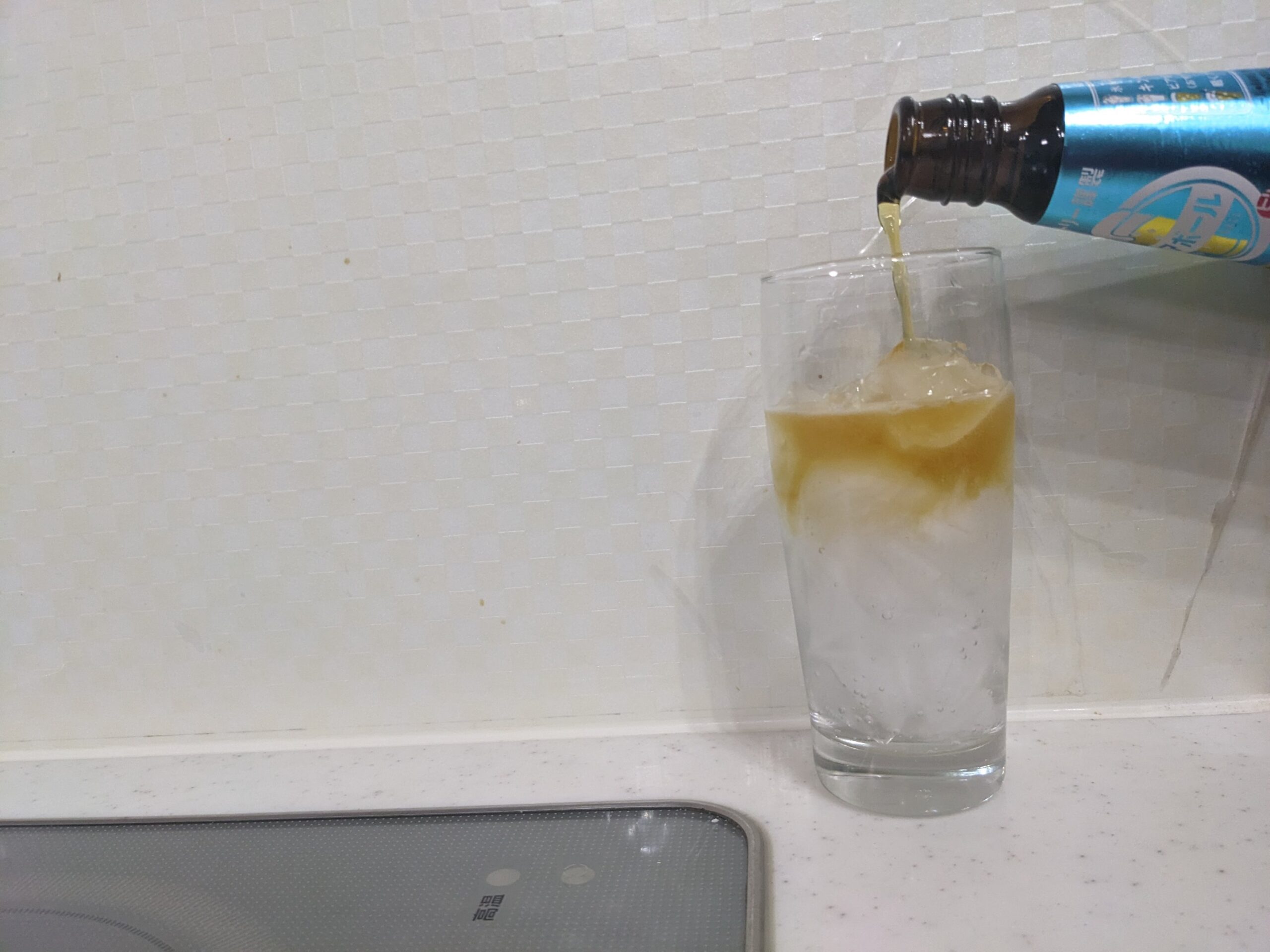 炭酸水が入ったグラスに「ビアボール(サントリー)」を注いだところ
