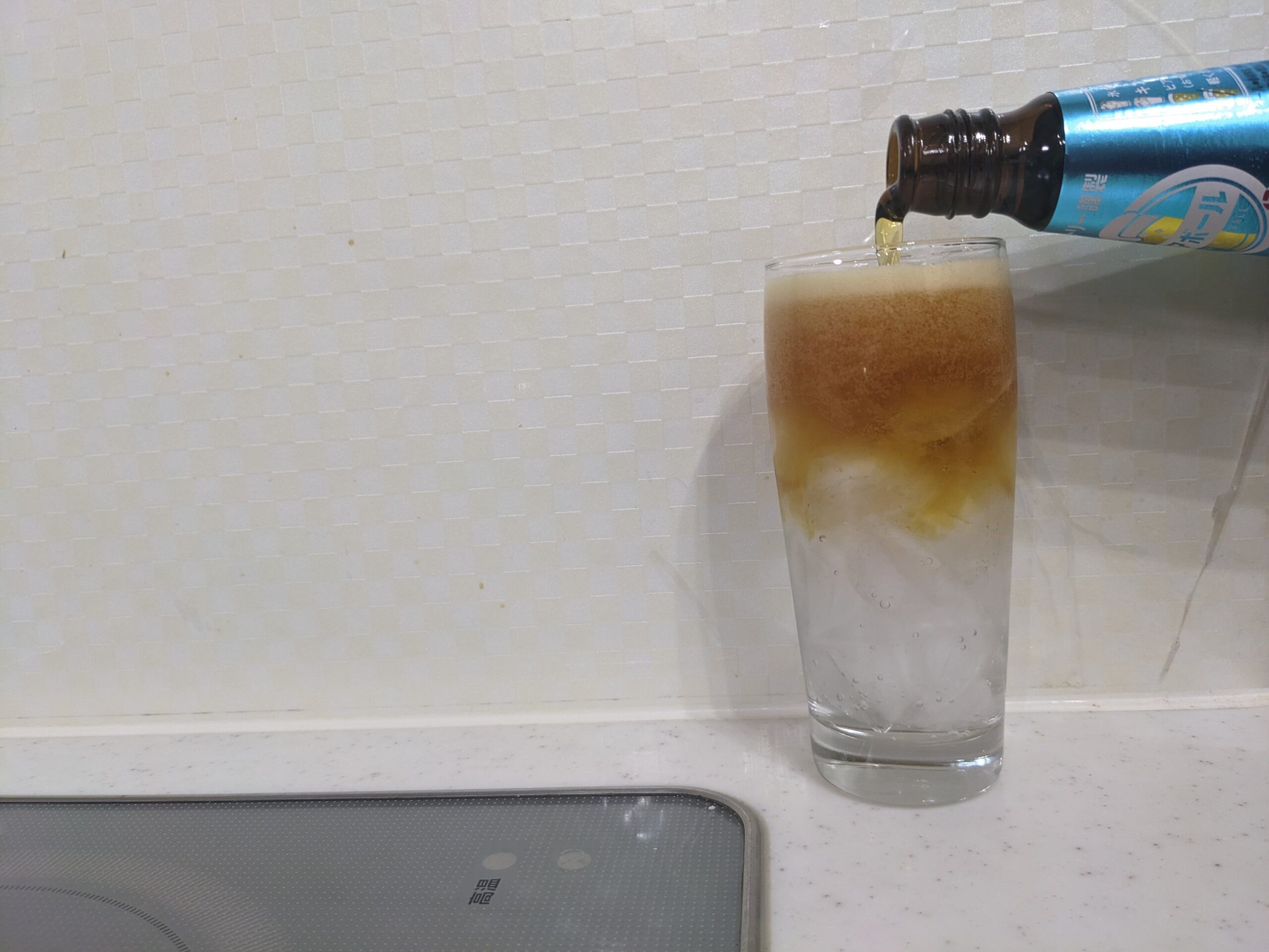 炭酸水が入ったグラスに「ビアボール(サントリー)」をいっぱいまで注いだところ