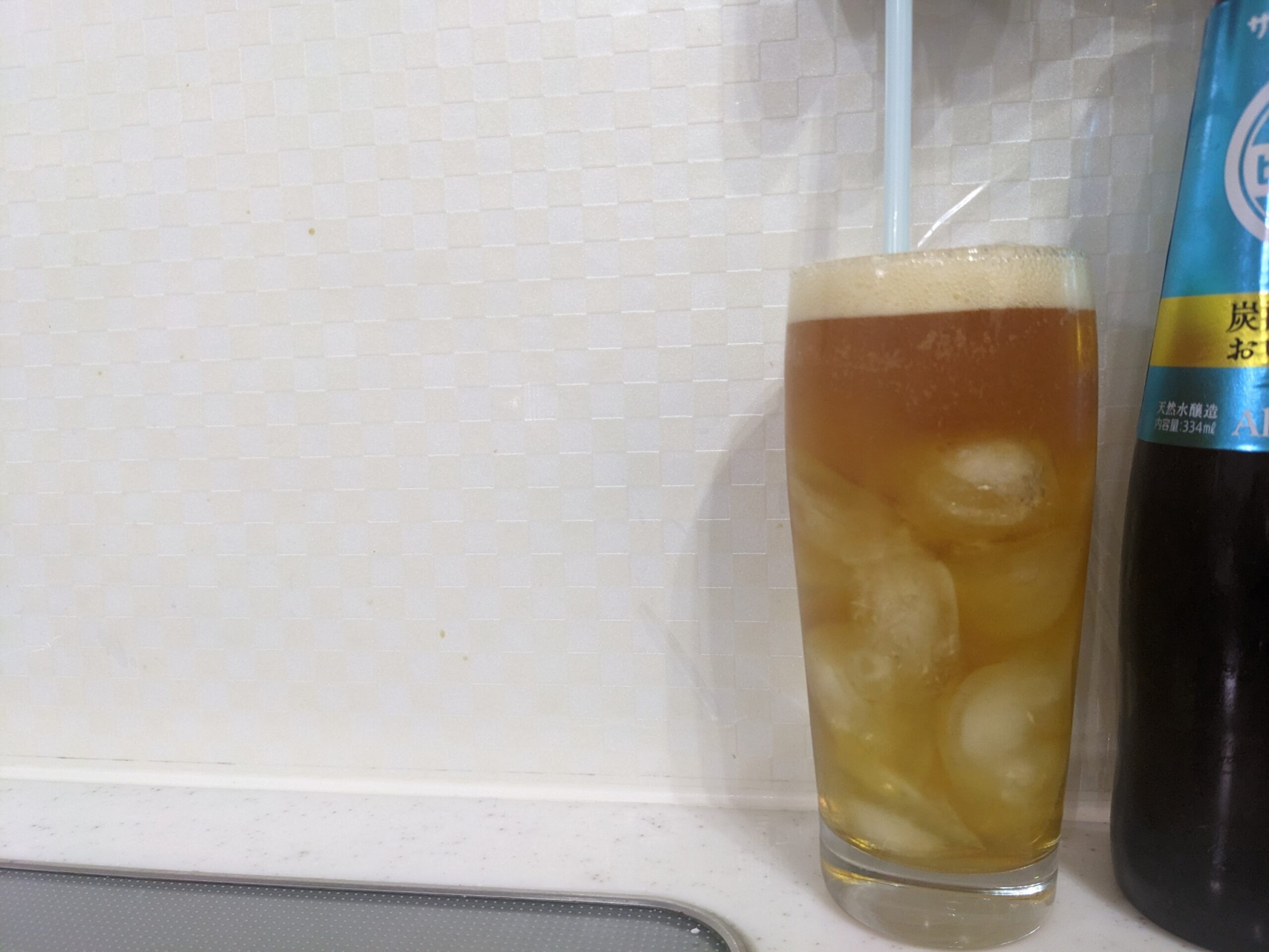 「ビアボール(サントリー)」と炭酸水を混ぜているところ