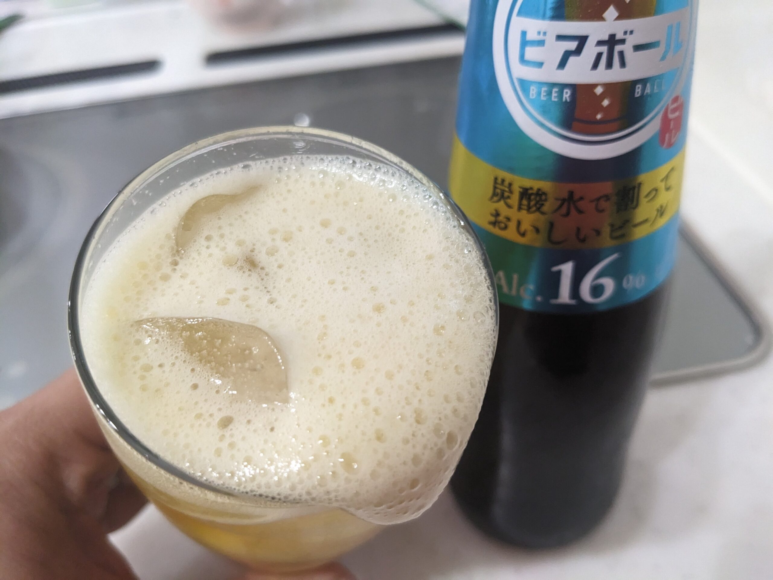 「ビアボール炭酸水割り」を飲むところ
